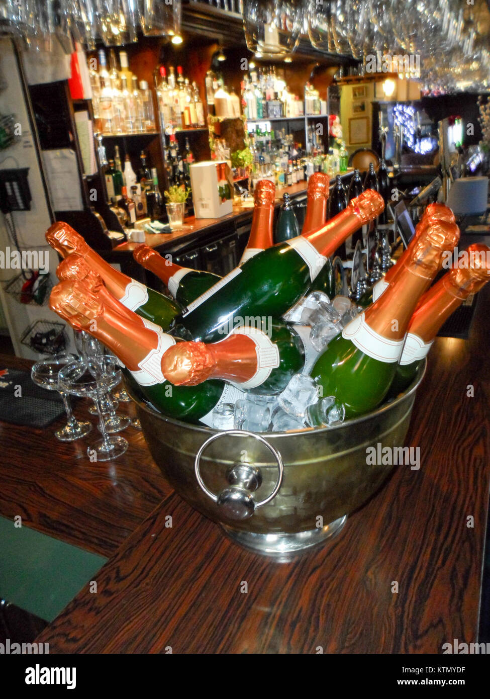 Große Flaschen Bucks Fizz in einem Eiskübel in Durham, England, Großbritannien Kühlen Stockfoto