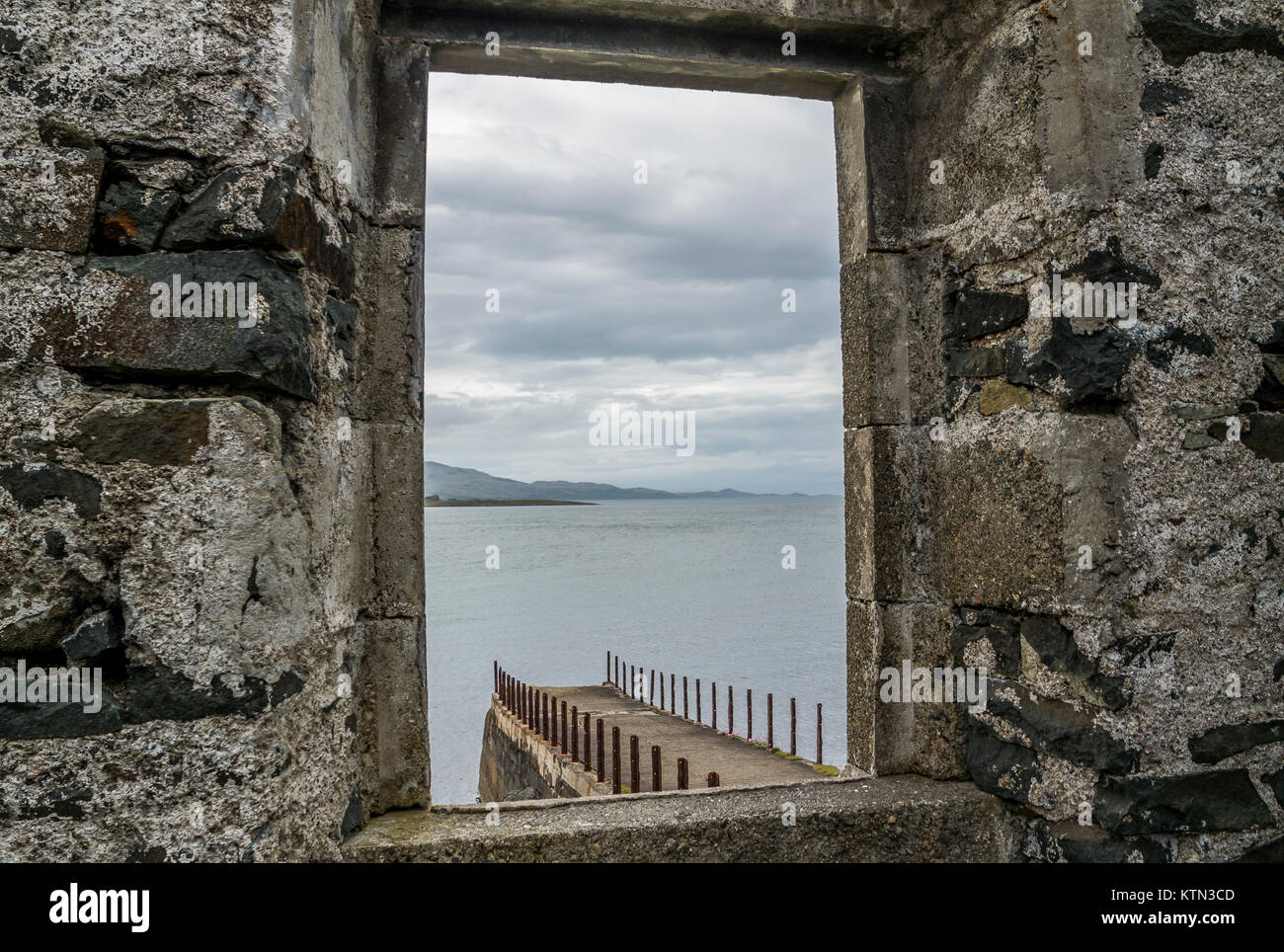 Die Verfaulten am Pier Craignish Punkt mit dem Klang der Jura im Hintergrund, Schottland Stockfoto