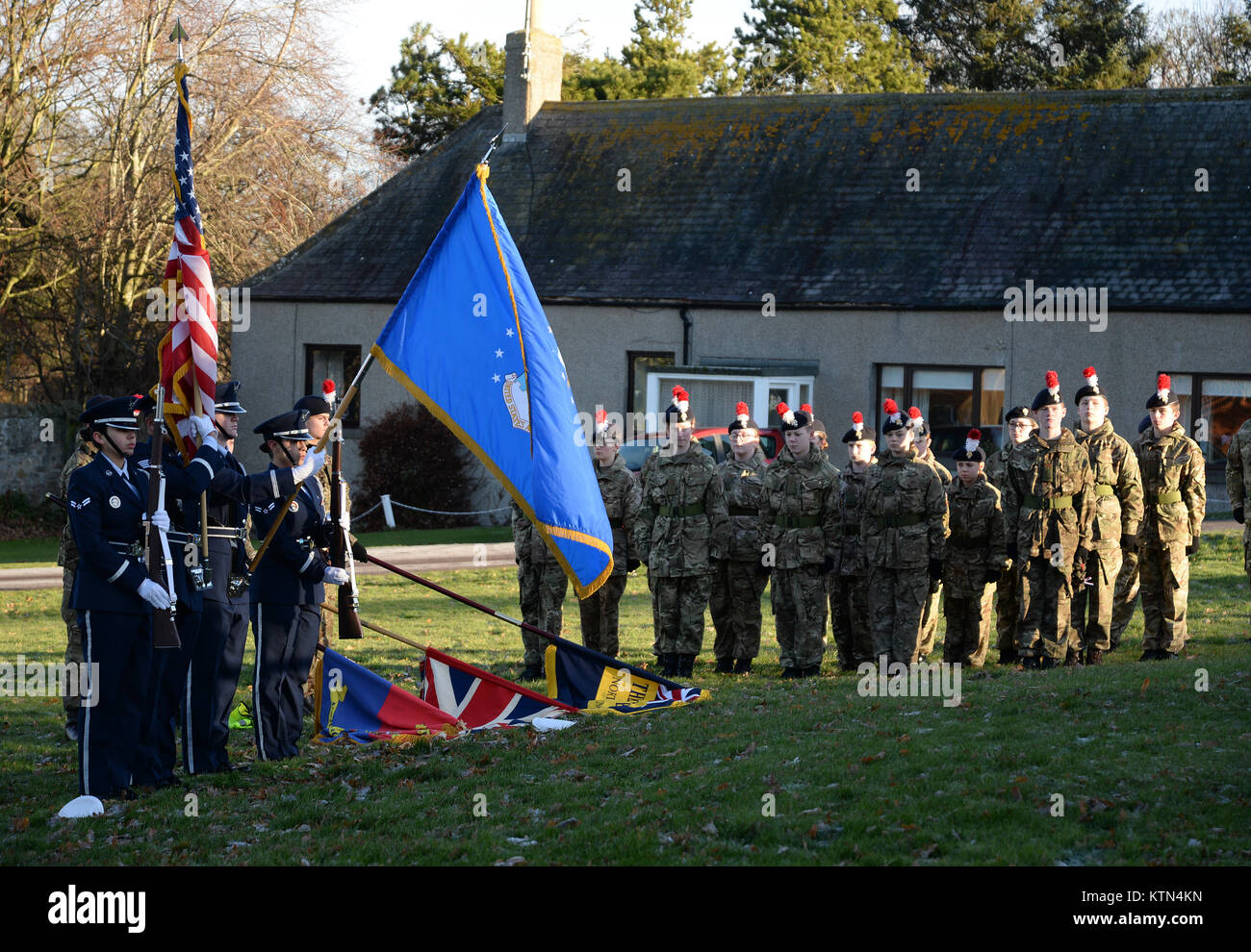 Ehrengarde von der 48th Tactical Fighter Wing die Teilnahme an einer Trauerfeier die Alliierten das Bordpersonal, die in der cheviots verloren zu erinnern Stockfoto