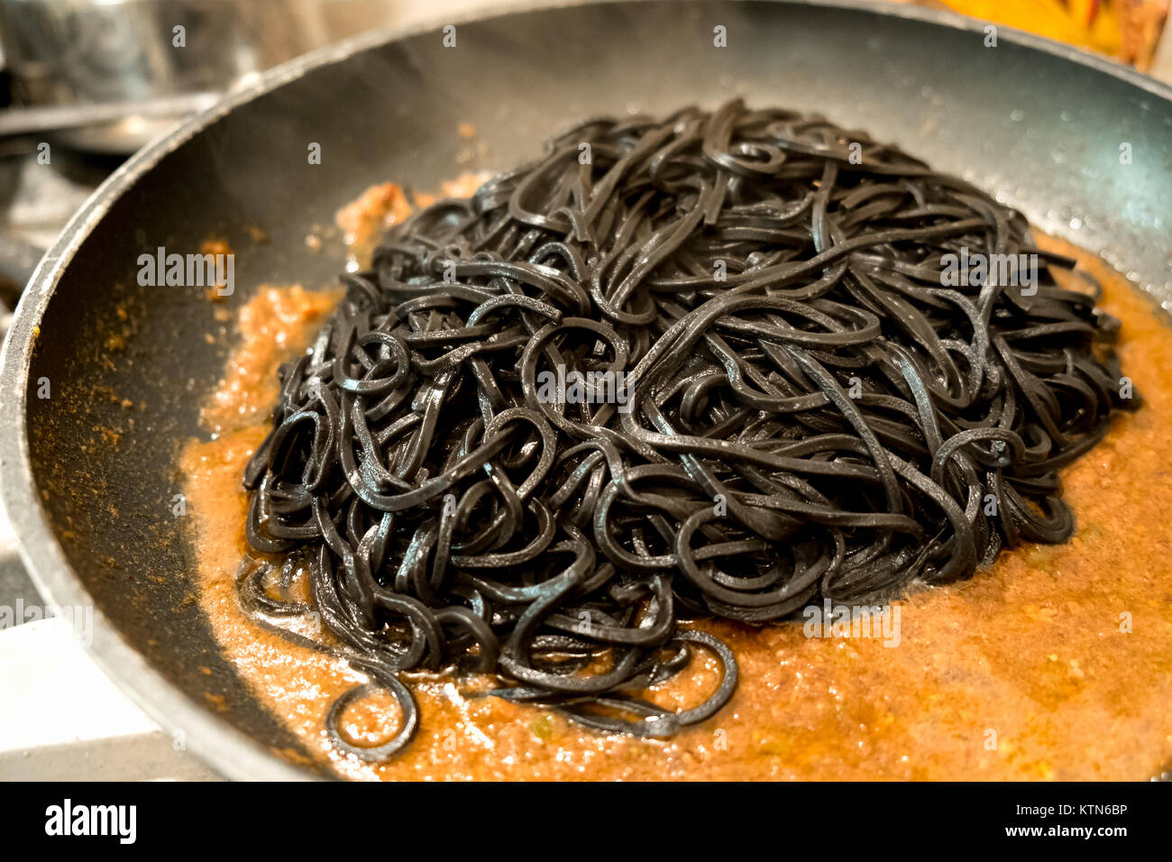 Schwarze pasta Tintenfisch in einer Pfanne - Italienische taglierini al Nero di seppia Stockfoto
