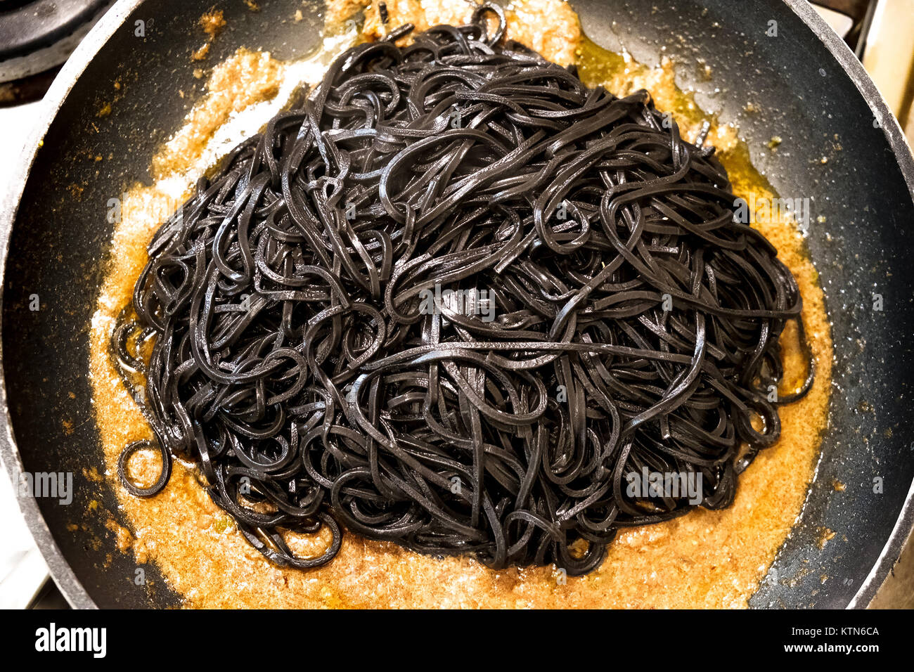 Schwarze pasta Tintenfisch pan bis Anzeigen italienische Taglierini al Nero di seppia Stockfoto