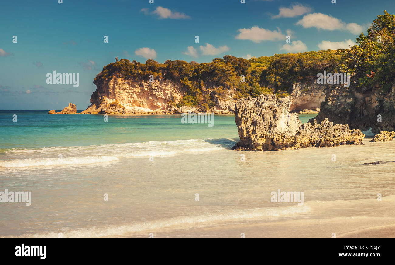 Die Felsen an der Küste von Macao Beach, Vintage getönten Landschaft der Dominikanischen Republik Hispaniola Insel Stockfoto