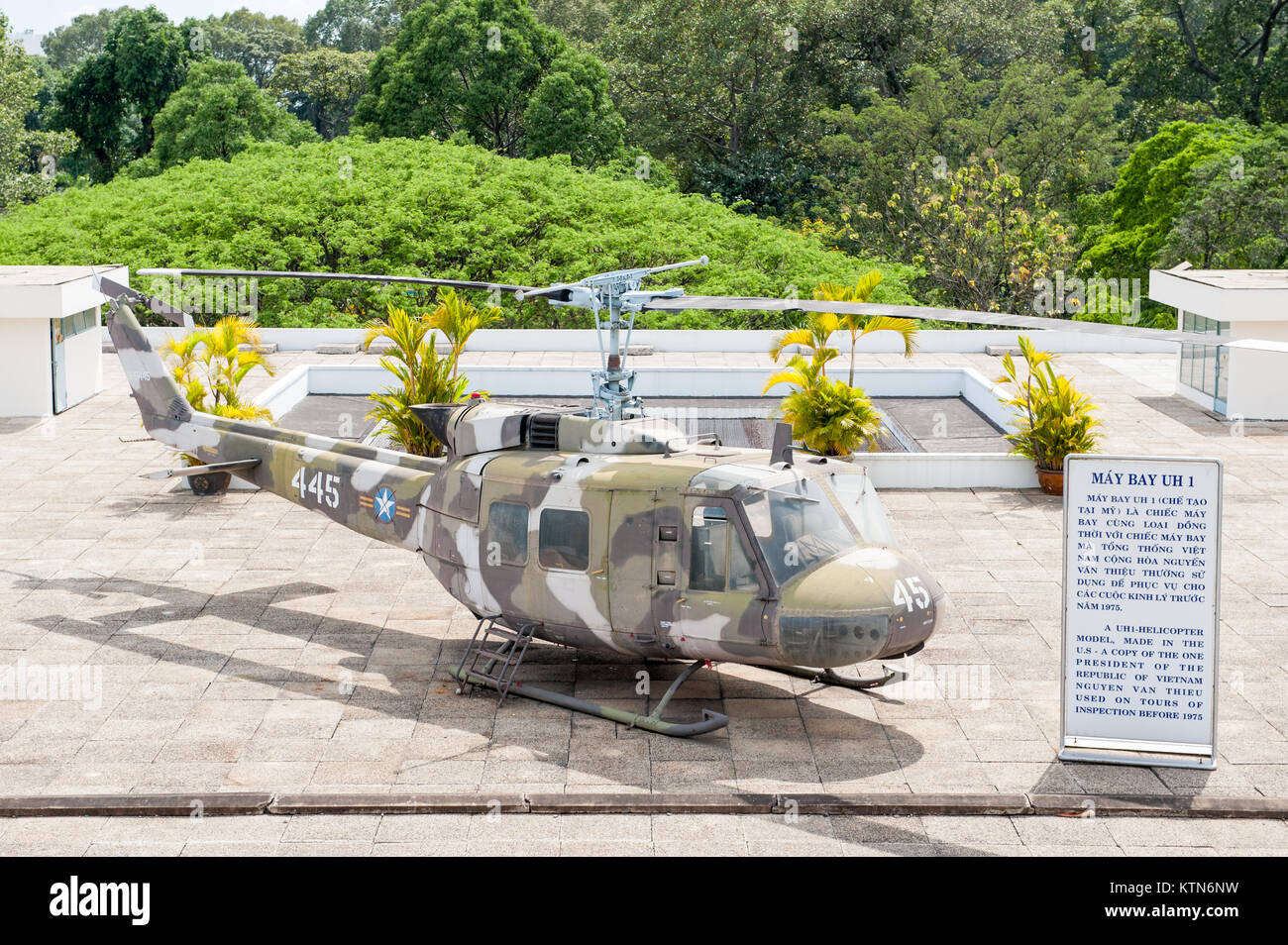 Die UH 1 Hubschrauber des Präsidenten Nguyen Van Thieu am Palast der Wiedervereinigung in Ho Chi Minh Stadt. Stockfoto
