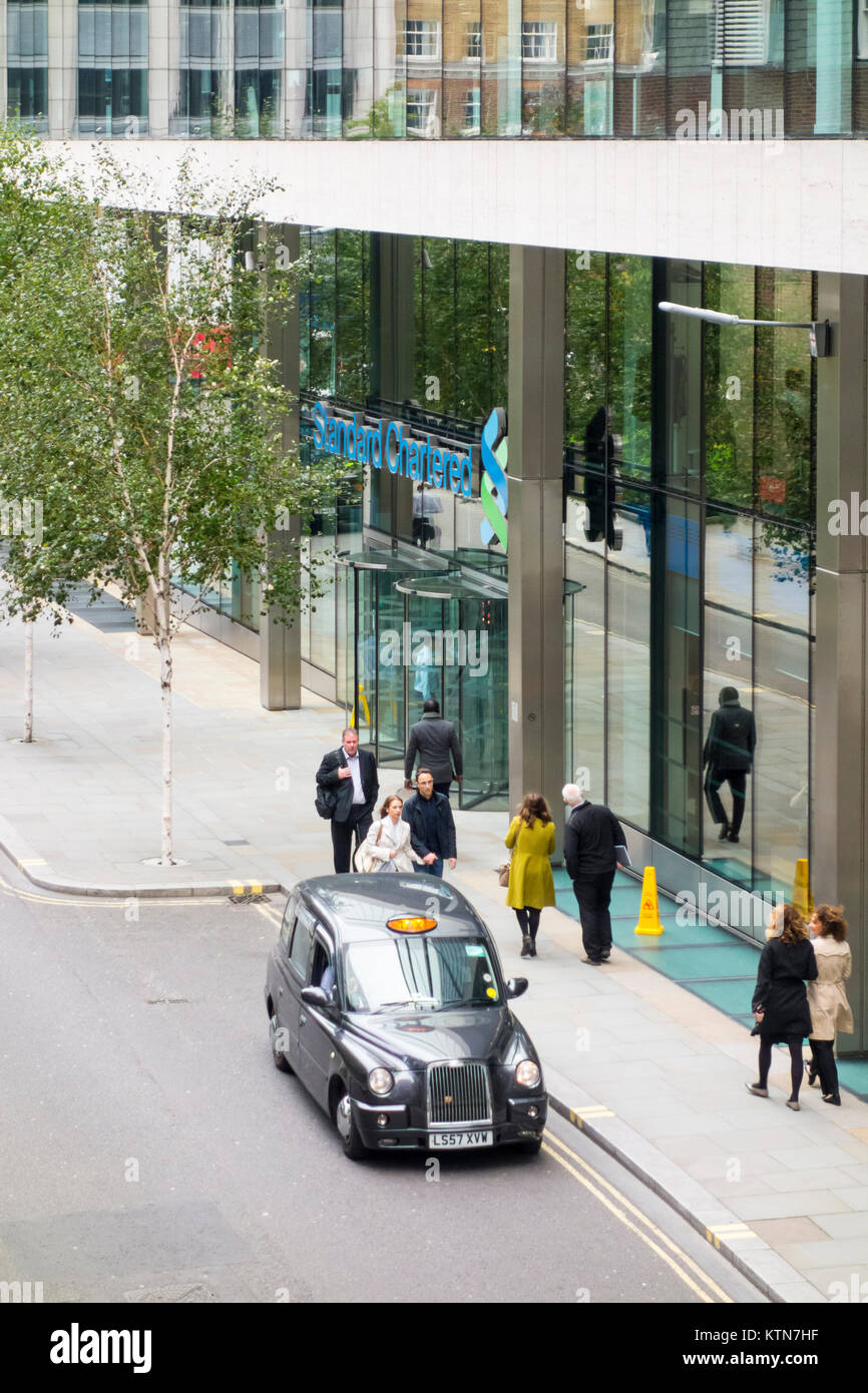 Eingang zum Standard Chartered Gebäude auf Basinghall Street, London, UK Stockfoto