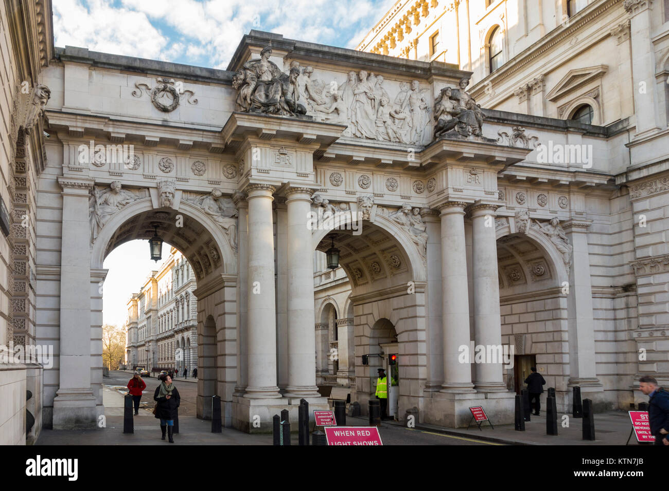 Bogen über King Charles Street vom Architekten J. M. Brydon mit Bildhauer Paul Raphael Montford & William Silber Frith von Whitehall, London, UK gesehen Stockfoto