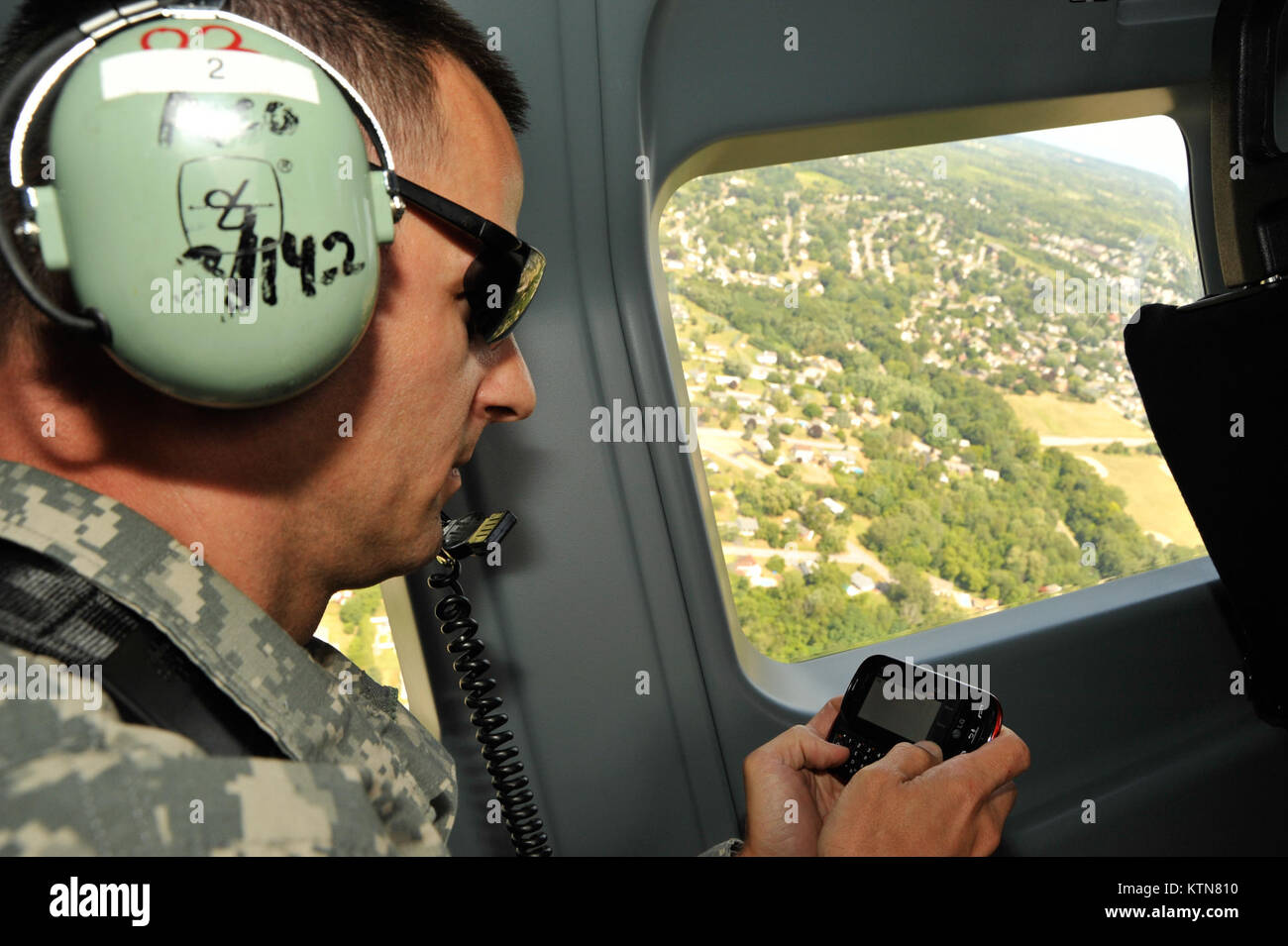 Army National Guard Command Sgt. Maj. Roland Wells, Senior noncommissioned Officer für das New York Counterdrug Task Force, flog zum ersten Mal in der neuen UH-72 der New Yorker Nationalgarde A Lakota Hubschrauber in den Himmeln über Stratton Air Force Base am 25. Juli. Die sechs - Sitz UH-72A wird die Unterstützung der Strafverfolgung in diesem Herbst durch das Angebot von Luftüberwachung, fotografischen Bildern, Full Motion Video- und zwischenbehördliche Kommunikation. (U.S. Armee Foto von SPC. J.p. Lawrence, 42th Infantry Division PAO). Stockfoto