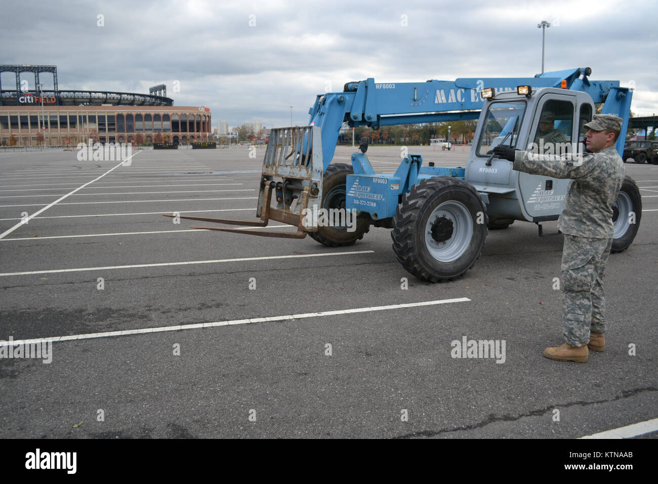 CITI FIELD, Queens, NEW YORK - Sergeant Gregory Gati Mitglied der 258th Field Artillery und native von Port Jefferson, NY, gesehen wird, indem Sie einen Gabelstapler Paletten aus einem FEMA relief Lkw zu entladen, nach dem Wirbelsturm Sandy, hier, Oct 31. Er ist ein Teil eines 29-person-Team inszeniert am Baseball Park, das ist eine vorübergehende Durchgangsstation für die Notversorgung. Von diesem Punkt aus die Truppen sind Verteilung von Wasser und Nahrung zu jedem Zeitpunkt durch die New York State Office von Emergency Management angegeben. Foto von nicht Ubon Mendie, New York Schutz Stockfoto