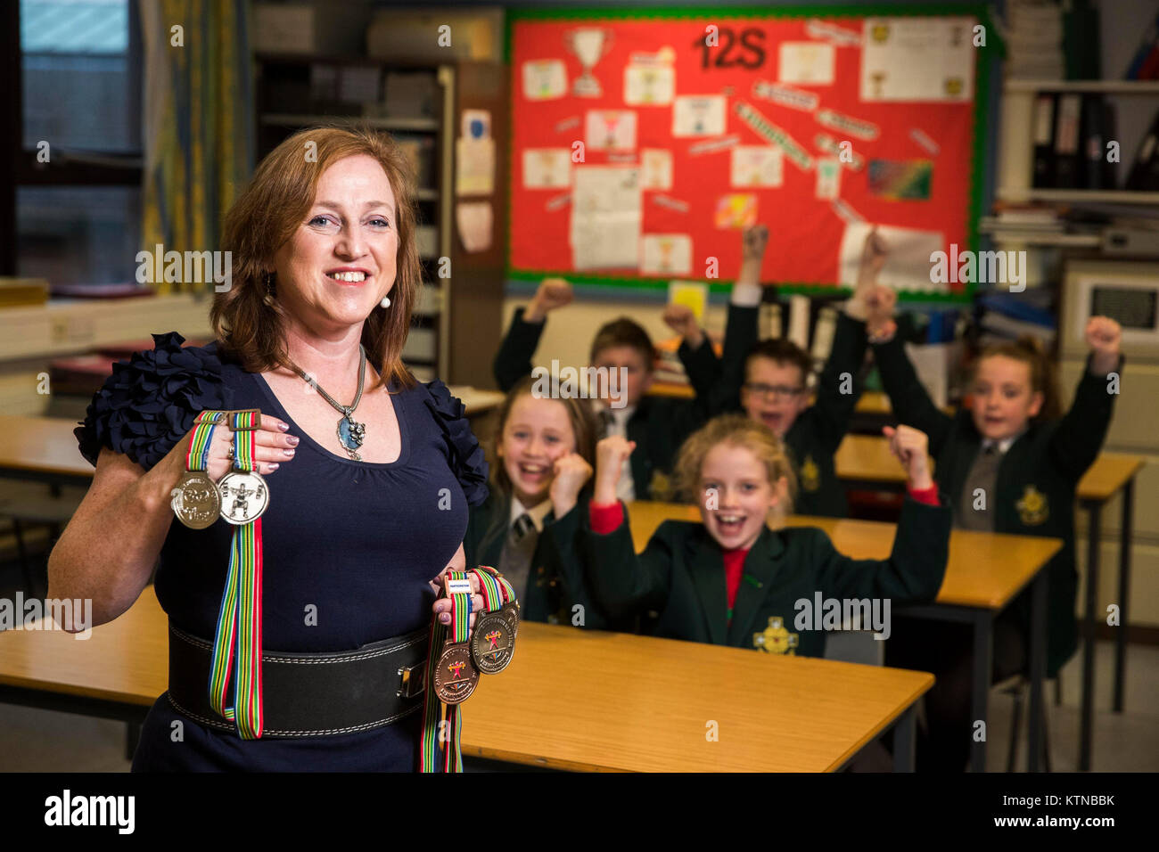 Lucille Rowan, 50, die Mathematik in St. Malachy's High School in ländlichen Co unten lehrt, die Commonwealth Holding powerlifting Medaillen, die Sie in Südafrika gewann früh dieses Jahr. Stockfoto