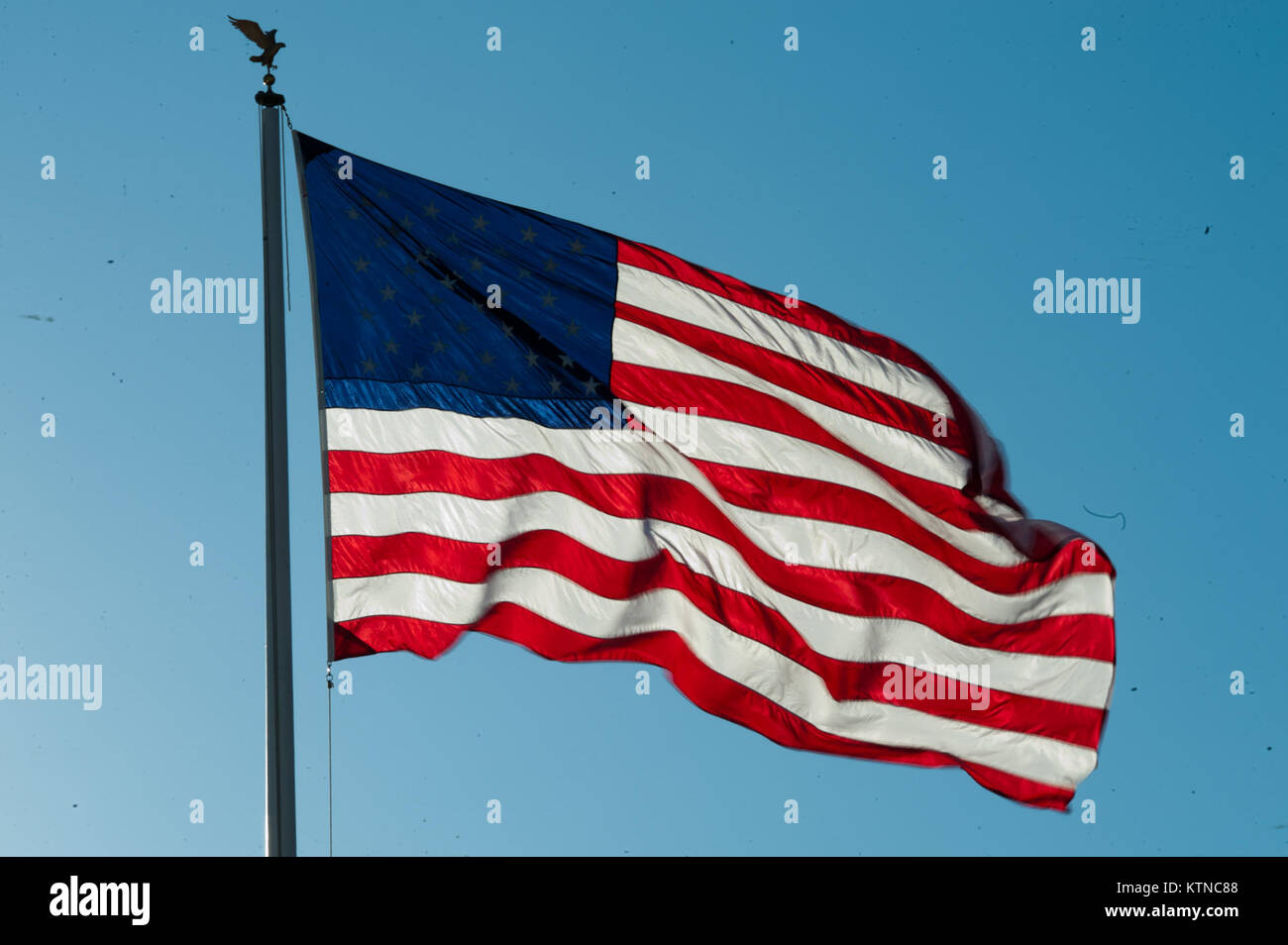 Washington Das Weisse Haus Amerikanische Flagge Wellen Uber Die