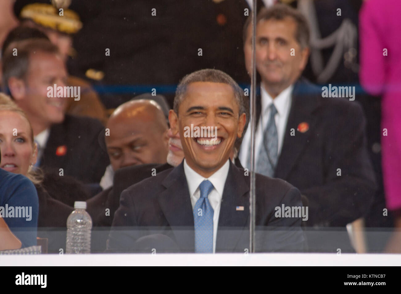 WASHINGTON, D.C. - Präsident Barack Obama Uhren Beginn der Regierungsantritt von der offiziellen Kritik gegenüber Lafayette Park. Die Prozession von mehr als 8.000 Menschen, die an der Constitution Avenue gestartet weiter Pennsylvania Avenue, das Weiße Haus inklusive zeremoniellen militärische Regimenter, Bürgerinitiativen, Marching Bands und schwimmt. Der Präsident, der Vizepräsident, ihre Ehegatten und spezielle Gäste dann die Parade als es vor den Präsidentschaftswahlen leitet Überprüfung stand. Das Stadion - Stil Stadium ist für die Einweihung im Westen vor dem Capitol errichtet. Stockfoto