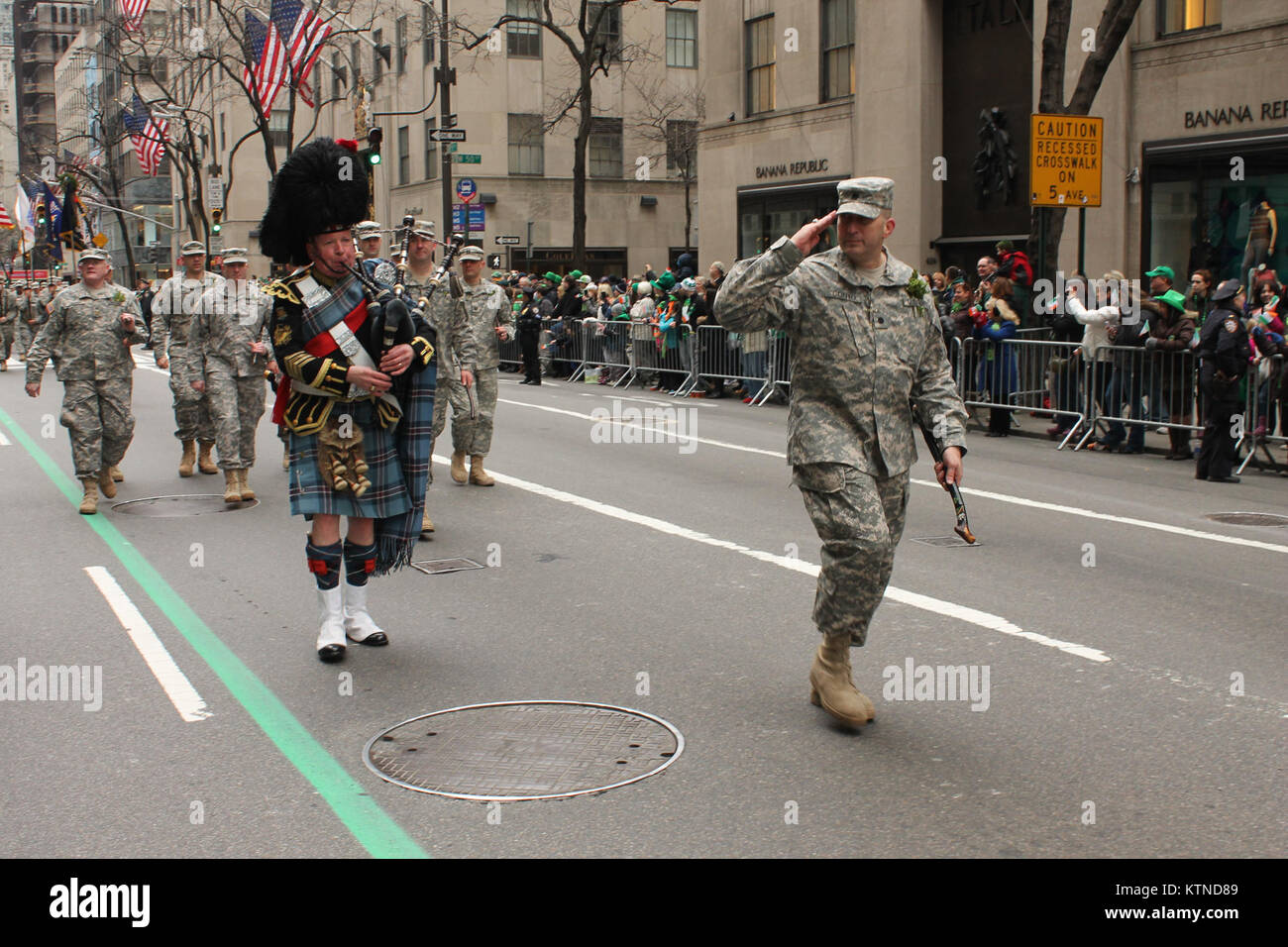 Soldaten der 1 Battalion, 69th Infantry Division nahm an der St. Patrick's Day feiern in Manhattan. Der Tag begann mit einem Toast, mit einer Parade auf der 5th Avenue fortgesetzt und endete mit einer Zeremonie an der Lexington Waffenkammer. (U.S. Nationalgarde Foto von SPC. J.p. Lawrence, 42th Infantry Division PAO). Stockfoto
