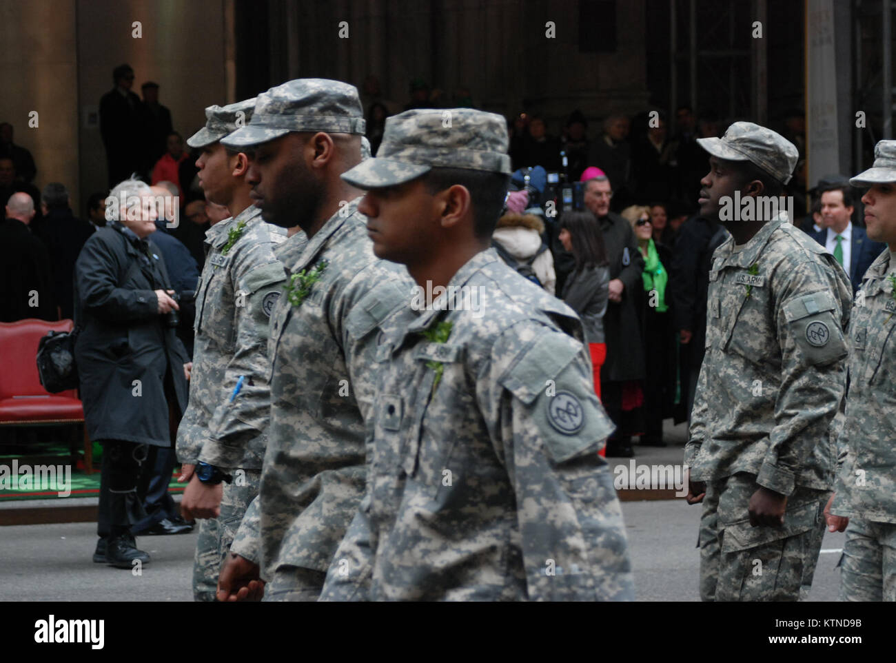 NEW YORK - die Mitglieder der New York Army National Guard Soldaten der Firma A, 1st Battalion, 69th Infanterie, geführt von Kapitän Terry Benson, bis März 5th Avenue hier Vergangenheit St. Patrick's Cathedral in der City Parade 16. März. Die 69th Infanterie hat die Stadt New York St. Patrick's Day Parade seit über 162 Jahren, einschließlich der Jahre des Regiments Kriegsdienst im Ersten Weltkrieg, dem Zweiten Weltkrieg und dem Irak geführt. Us-Armee Foto von Oberst Richard Goldenberg, der New York Army National Guard. Stockfoto