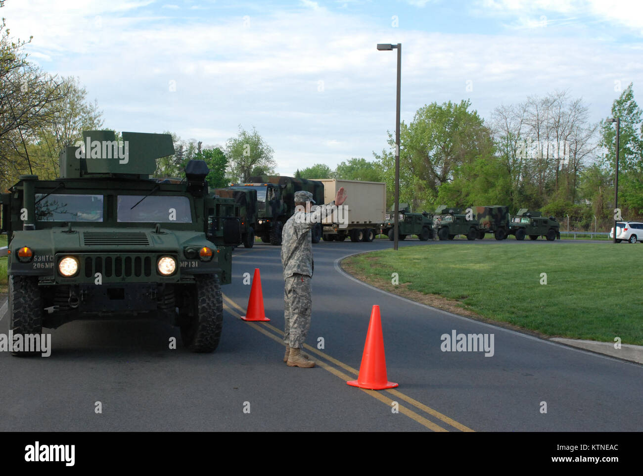 LATHAM - Army National Guard Spec. Andrew Olivers leitet unseres Hauses rund um Fahrzeuge, die im Militär Polizei Gesellschaft zugeordnet, da sie bis Zeile außerhalb Abteilung von Militär und Marine Direktion am Donnerstag, den 9. Mai. Das Unternehmen war bei der Vorbereitung zum Fort Indiantown Gap, PA, wo die Einheit jährliche Schulungen zu roadmarch. (Eric Durr, Dmna) Stockfoto