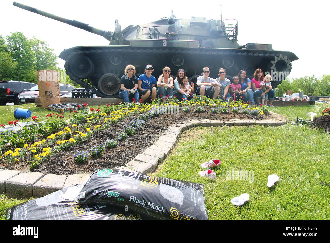 Die Mitglieder der New Yorker Nationalgarde Programm Jugend Pflanze einen Regenbogen der roten Geranien, gelben Ringelblumen und blauen lobelien an Streitkräfte Tag 18. Mai an der Waffenkammer der 42th Infantry Division Hauptsitz in Troy, New York, der NYNG Programm Jugend zielt darauf ab, Kinder der Militär-Mitglieder zu unterstützen und pflanzten Blumen in Troy und in Latham, New York (USA feiern. Armee Foto von SPC. J.p. Lawrence, 42th Infantry Division Public Affairs Office). Stockfoto