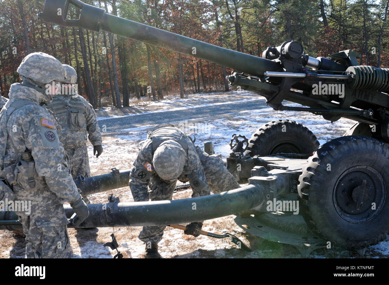 Sgt. Stephen Anderson, Gunner, Alpha Batterie, 1st Battalion, 258Th Field Artillery Regiment, Grabungen in den gefrorenen Boden Plattform der Haubitze inmitten sub zu sichern Null Temperaturen in Fort Dix, New Jersey, 10. Januar 2015. Soldaten, die in den Th 1-258 FA, NY Army National Guard Minusgraden auf den Strecken in Fort Dix, New Jersey, hielt ihre jährliche Tabelle 5 und Tabelle 6, Zertifizierungen, Januar 9-11, 2015. (U.S. Army National Guard Foto von Sgt. Michael J Davis/Freigegeben) Stockfoto