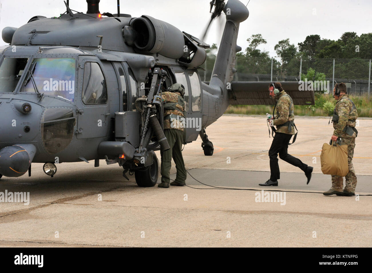 FS GABRESKI ANGB, Westhampton Beach, NY-amtierende Sekretär der Air Force Eric Boards sind ein HH-60 Pavehawk Rettungshubschrauber bei einem Besuch 106 Rettung Flügel der New York Air National Guard am Donnerstag, 25. Juli. Fanning beobachtet die Mitglieder der 102 Rescue Squadron Durchführung einer Praxis, die Rettung einer abgestürzten Piloten auf See. (Foto von der New York Air National Guard Älterer Flieger Christopher Muncy, 106 Rettung Flügel) Stockfoto