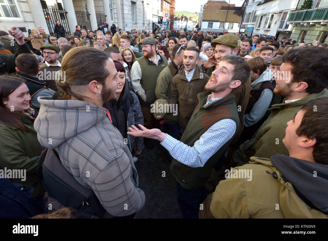 Lewes, East Sussex, UK. 26. Dezember 2017. Hunderte von Menschen beobachten, die traditionelle Southdown und Eridge Jagd Boxing Day treffen in Lewes High Street. Eine kleine Handvoll anti-Jagd demonstraters vor der Hunde und Pferde standen, wie sie für eine Jagd auf den South Downs. Zornige Worte ausgetauscht wurden aber die Veranstaltung verlief friedlich. © Peter Cripps/Alamy leben Nachrichten Stockfoto