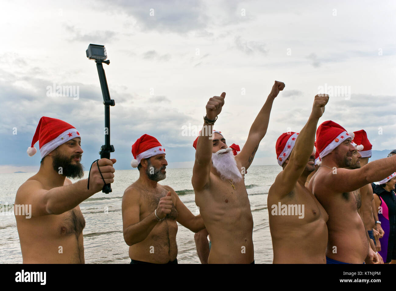 Boxing Day Badewanne, 3. Auflage der Solidarität Veranstaltung die Hunde des municiapal Tierheim zu unterstützen. Die Teilnehmer (ca. 20), tragen die rote Weihnachtsmann Mütze, in das kalte Wasser des Tyrrhenischen Meeres in diesem Winter bewölkten Tag das Geld für die Hunde der städtische Tierheim als Sponsor rise war 5 Euro für jeden Teilnehmer zu geben. Der Sponsor war besonders großzügige signinig einen Scheck über 400 Euro. Credit: Glenstar/Alamy leben Nachrichten Stockfoto