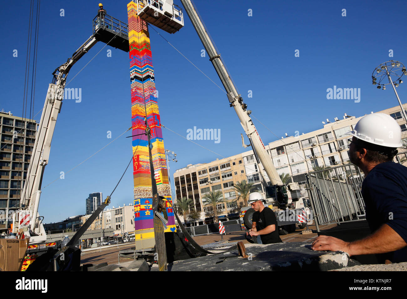 Tel Aviv, Israel. 26 Dez, 2017. Die israelischen Arbeiter bauen die "Lego Tower" in Rabbin Platz in Tel Aviv, Israel, am 26.12.2017. Die Stadt Tel Aviv plant der Guinness World Record Der höchste Struktur zu brechen gebaut mit Verriegelung aus Kunststoff Ziegel. Credit: Gil Cohen Magen/Xinhua/Alamy leben Nachrichten Stockfoto