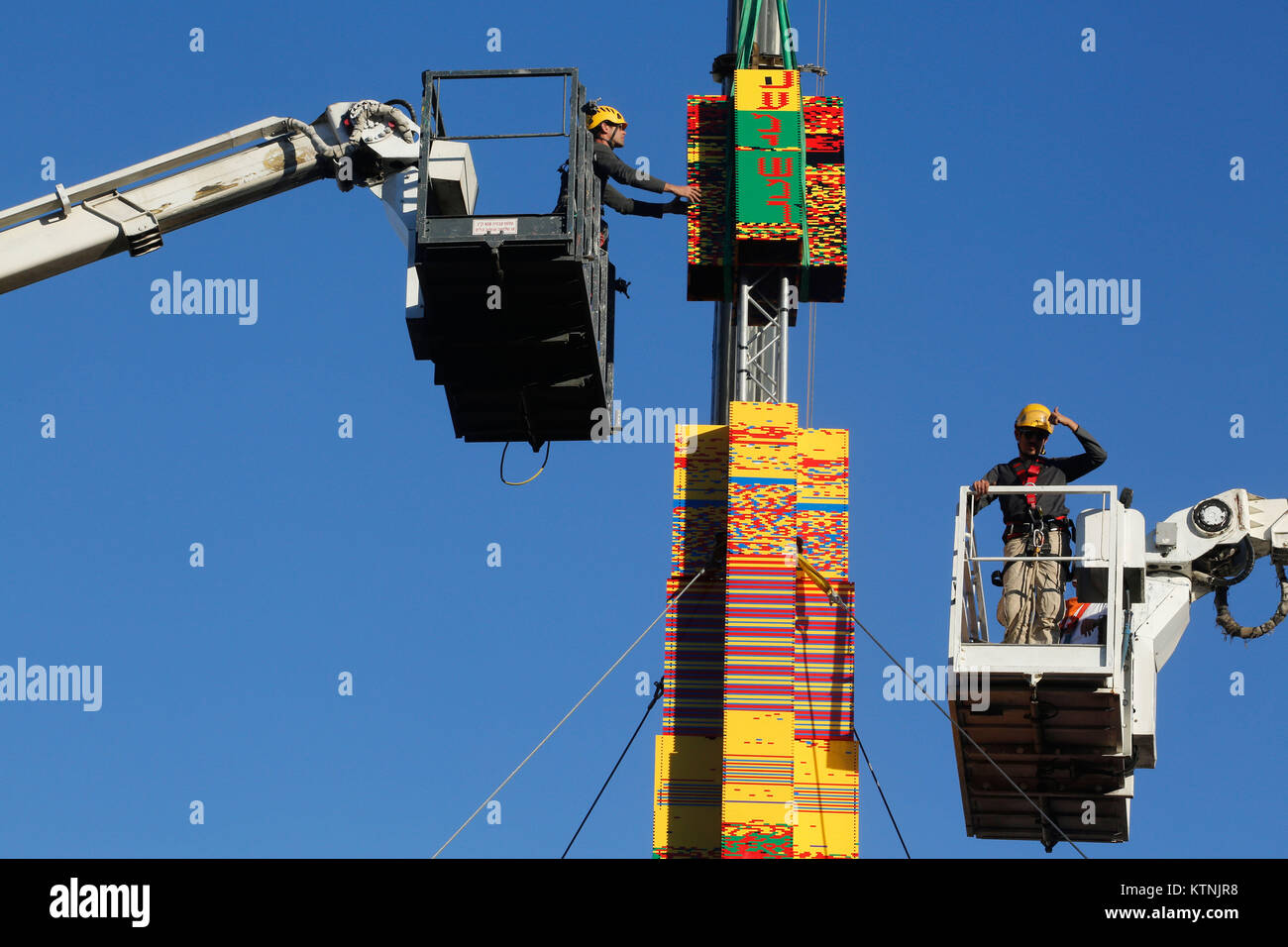 Tel Aviv, Israel. 26 Dez, 2017. Die israelischen Arbeiter bauen die "Lego Tower" in Rabbin Platz in Tel Aviv, Israel, am 26.12.2017. Die Stadt Tel Aviv plant der Guinness World Record Der höchste Struktur zu brechen gebaut mit Verriegelung aus Kunststoff Ziegel. Credit: Gil Cohen Magen/Xinhua/Alamy leben Nachrichten Stockfoto