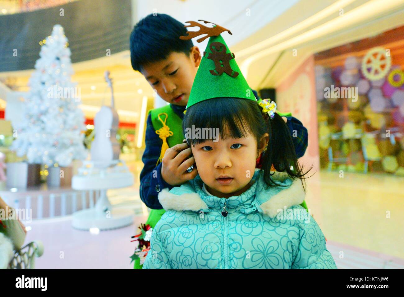 Qingdao, Qingdao, China. 22 Dez, 2017. Qingdao, China-22. Dezember 2017: (redaktionelle Verwendung. CHINA) die Schülerinnen machen Weihnachtsschmuck von papercuttings mit recyclingfähigen Materialien an einer Grundschule in Qingdao, in der ostchinesischen Provinz Shandong, 22. Dezember 2017, feiert Weihnachten. Credit: SIPA Asien/ZUMA Draht/Alamy leben Nachrichten Stockfoto