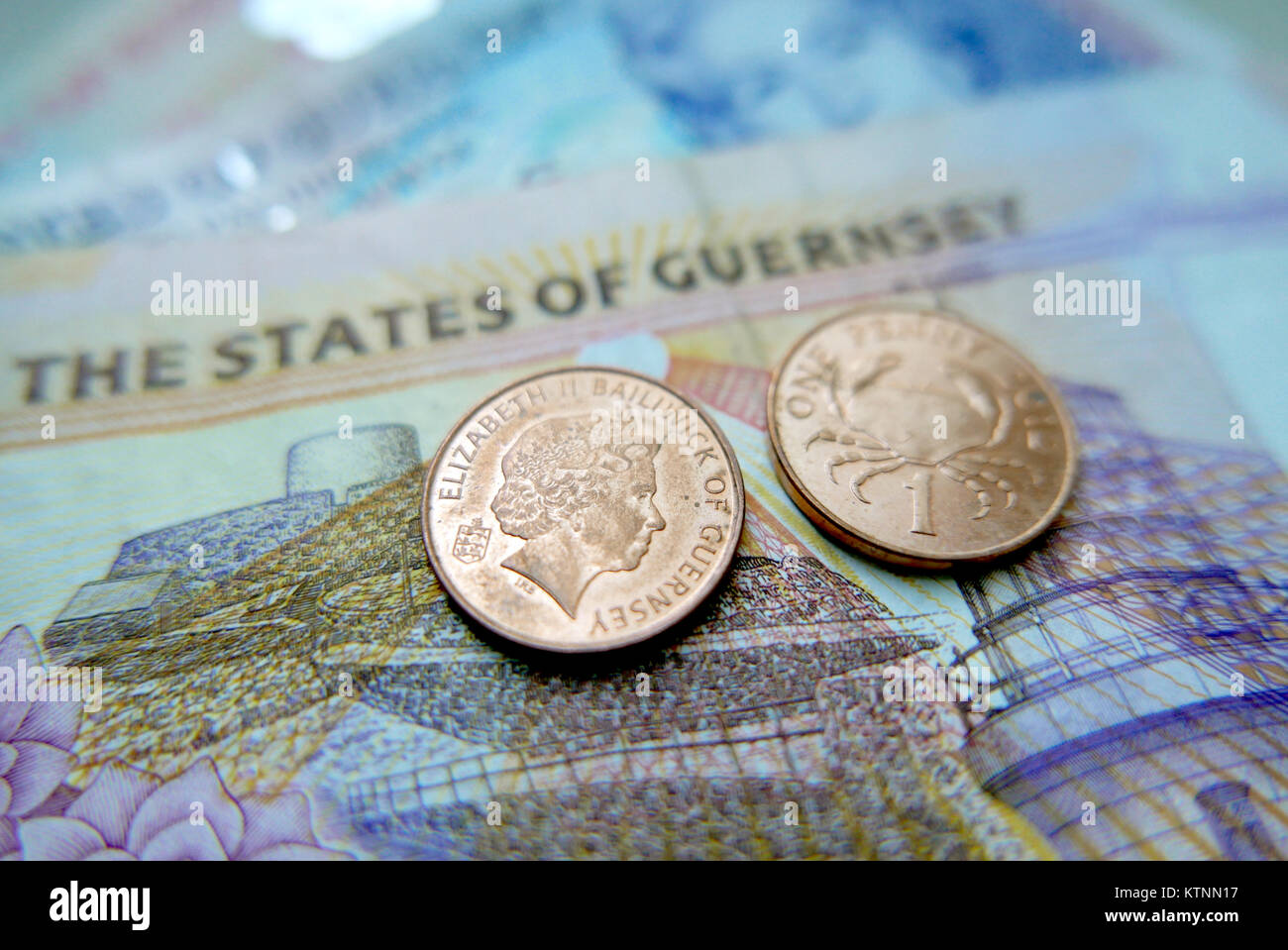 Ein Blick auf die Banknoten und Münzen der Währung Guernsey, Pfund (GGP) bedeutete für die Zahlung auf den britischen Kanal Insel Guernsey. Das Bild wurde in St. Peter Port, Vogtei Guernsey, 18. September 2016 berücksichtigt. Foto: Kathrin Deckart/dpa Stockfoto