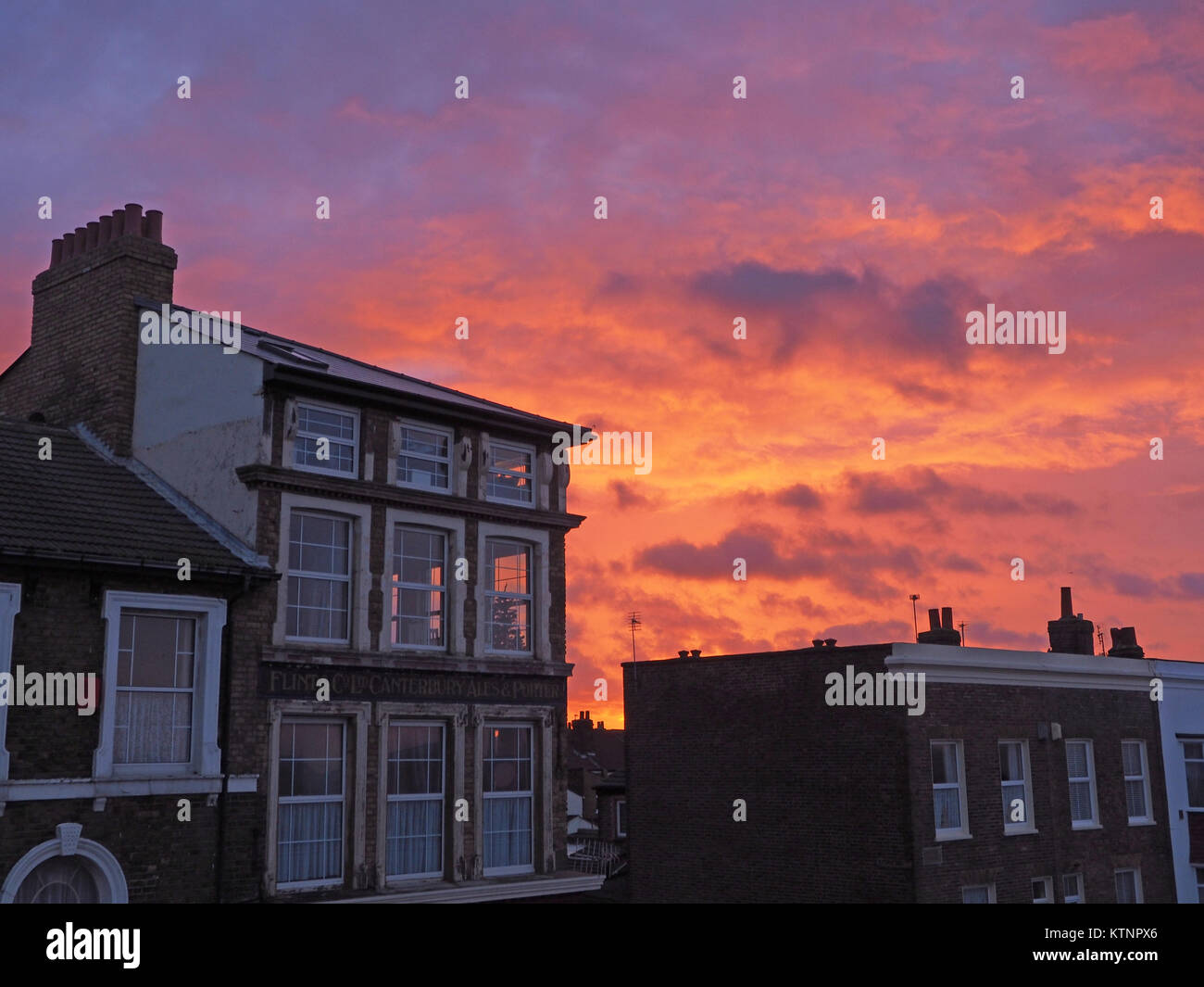 Sheerness, Kent, Großbritannien. 27 Dez, 2017. UK Wetter: Einen traumhaften Sonnenuntergang hinter der Marine Parade an einem Bitterkalten Tag. Credit: James Bell/Alamy leben Nachrichten Stockfoto