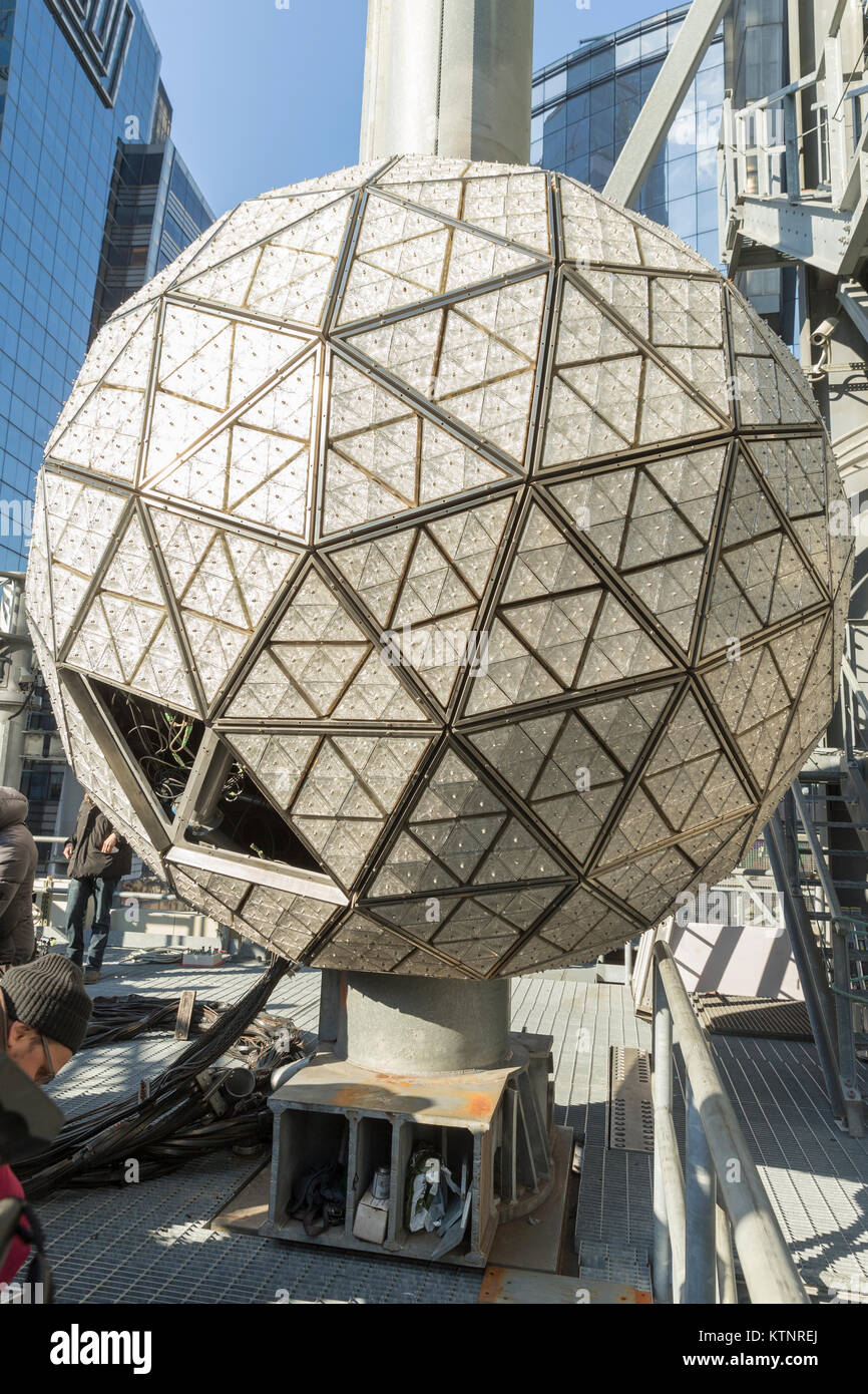 New York, Vereinigte Staaten. 27 Dez, 2017. New York, NY - 27. Dezember 2017: Arbeitnehmer installieren 288 neue Waterford Kristalle auf dem Times Square für Silvester Ball fallen. Die neue Gabe von Serenity design ist ein Muster der Schnitte, die Schmetterlinge ruhig oberhalb einer Wiese Erfassung der Geist der Ruhe Credit fliegen: Lev radin/Alamy leben Nachrichten Stockfoto
