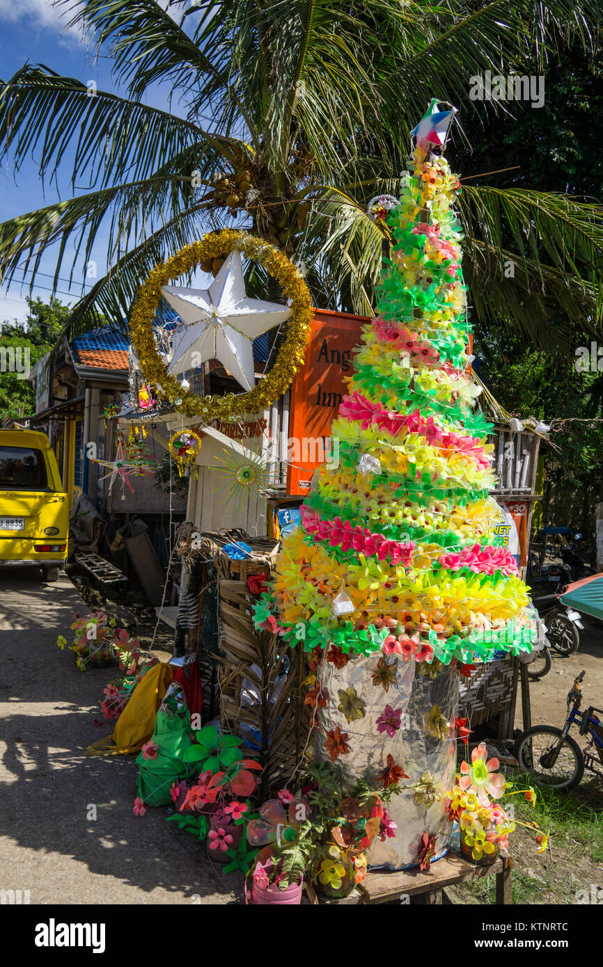 Lapu Lapu, Cebu, Philippinen. 27 Dez, 2017. Mit Weihnachten gefeiert wird mit Gusto auf den Philippinen viele Filipinos an Einfallsreichtum, um Ihre eigene Aura zu erstellen. In diesem Bild recycelte Materialien verwendet wurden, eine einzigartige Weihnachtsbaum zu machen. Quelle: bildergallerie 2/Alamy leben Nachrichten Stockfoto