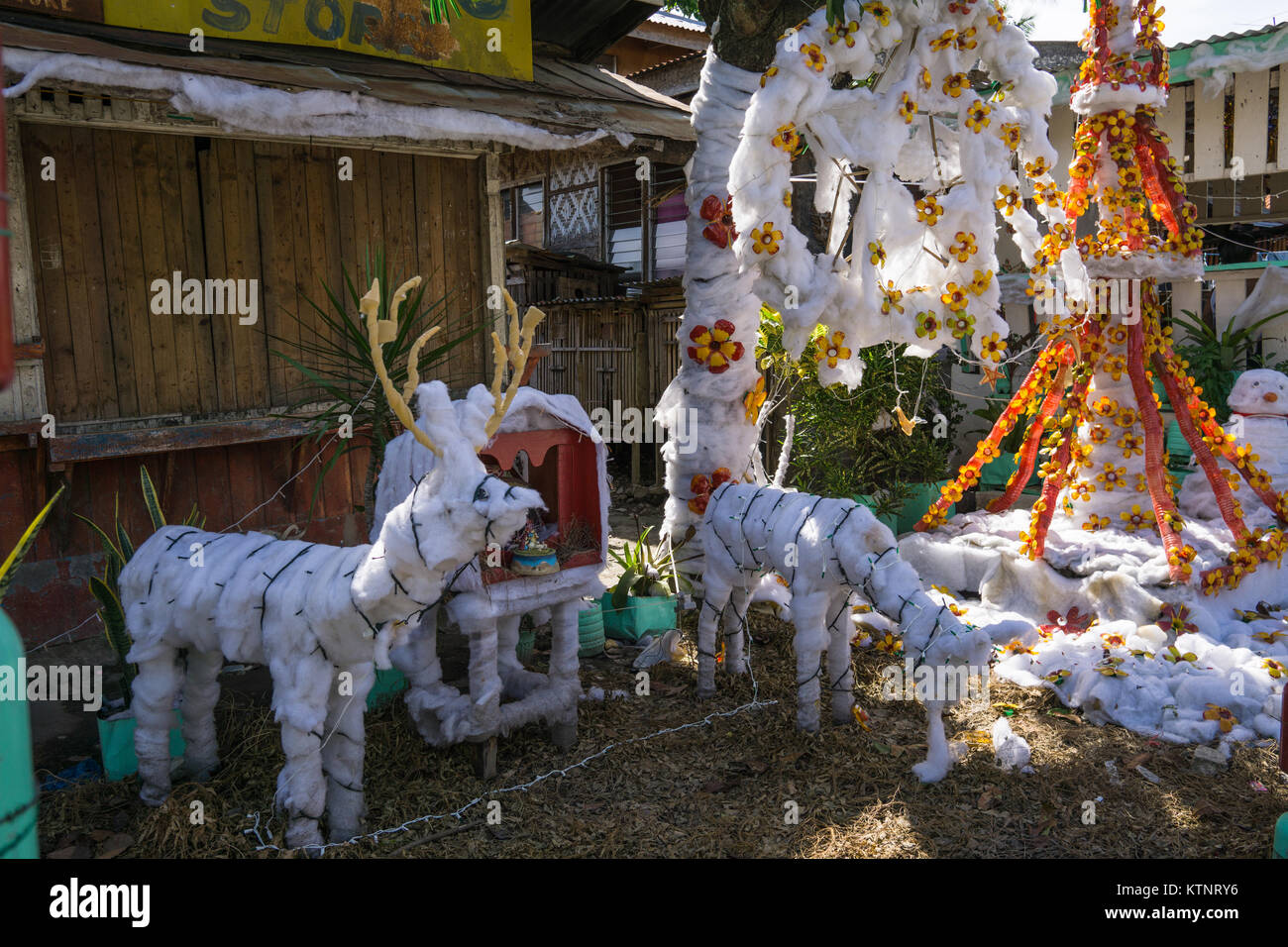 Lapu Lapu, Cebu, Philippinen. 27 Dez, 2017. Mit Weihnachten gefeiert wird mit Gusto auf den Philippinen viele Filipinos an Einfallsreichtum, um Ihre eigene Aura zu erstellen. In diesem Bild recycelte Materialien verwendet wurden, eine einzigartige Weihnachten Szene zu machen. Quelle: bildergallerie 2/Alamy leben Nachrichten Stockfoto