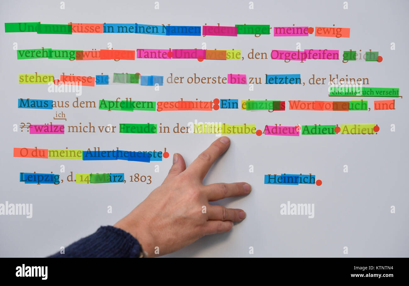 Ein museum assistant Punkte an Worten ein Faksimile der Dichter Heinrich von Kleist, der diese Zeilen 1803 aus Leipzig schrieb seiner Stiefschwester Ulrike in Frankfurt an der Oder, an der Kleist Museum in Frankfurt/Oder, Deutschland, 14. Dezember 2017. Die Kleist Museum in Frankfurt/Oder hat keine Geld wertvolle Originale der Vererbung der Dichter Heinrich von Kleist zu kaufen. Um noch original Kleist Schriften zu erhalten, das Museum nun begann eine unkonventionelle Spendenaktion. Die Wörter markiert in der Farbe sind bereits verkauft. Foto: Patrick Pleul/dpa-Zentralbild/dpa Stockfoto
