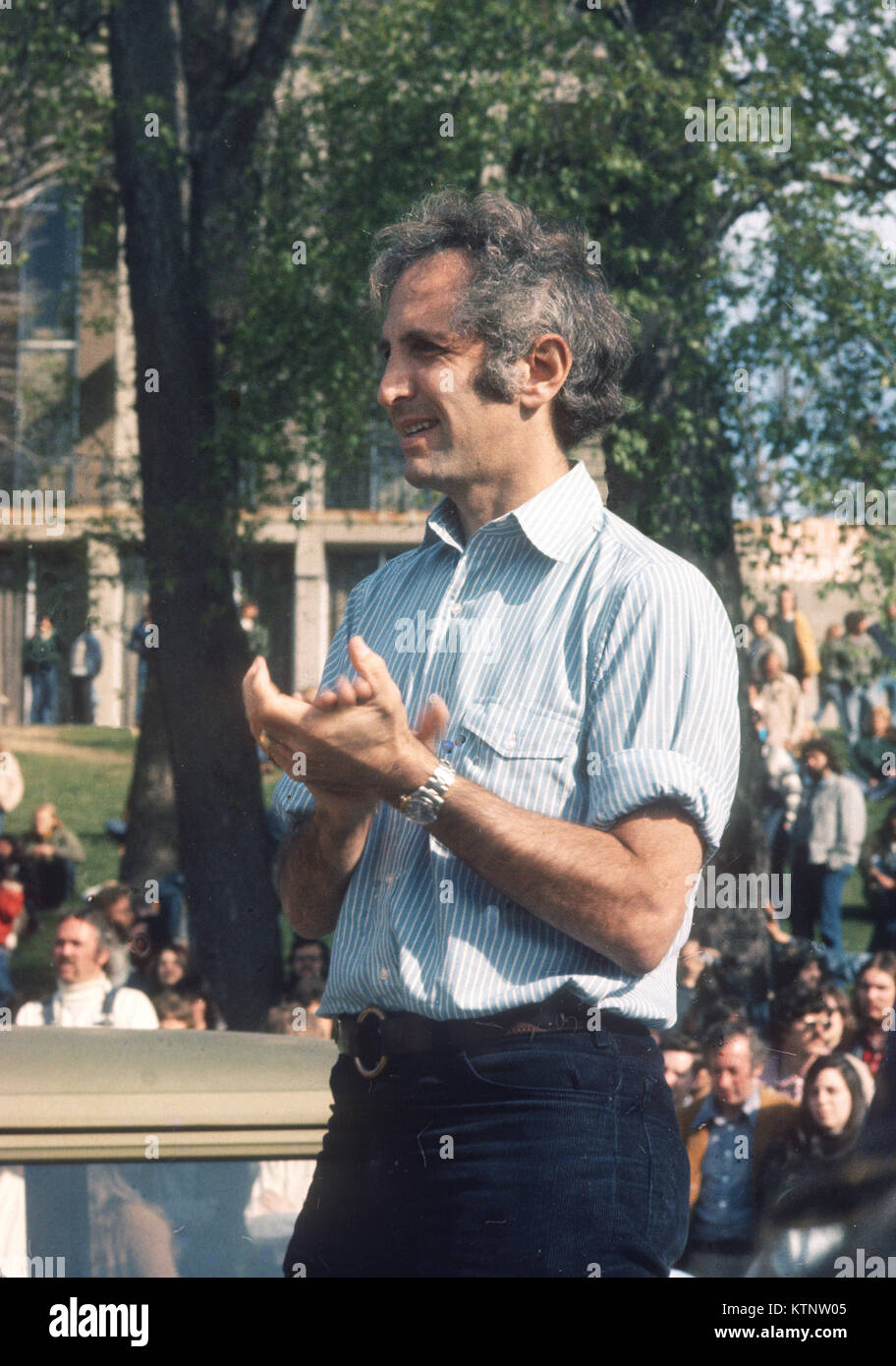 Kent, Ohio, USA. 4. Mai, 1974. Daniel Ellsberg bei Anti-kriegs-Kundgebung statt auf den Commons an der Kent State University. Taylor Hall im Hintergrund, der Website, wo 4 Jahre zuvor zum Tag, vier Studenten wurden von der National Guard Truppen ermordet. Credit: Mark Greenberg/ZUMA Draht/ZUMAPRESS.com/Alamy leben Nachrichten Stockfoto