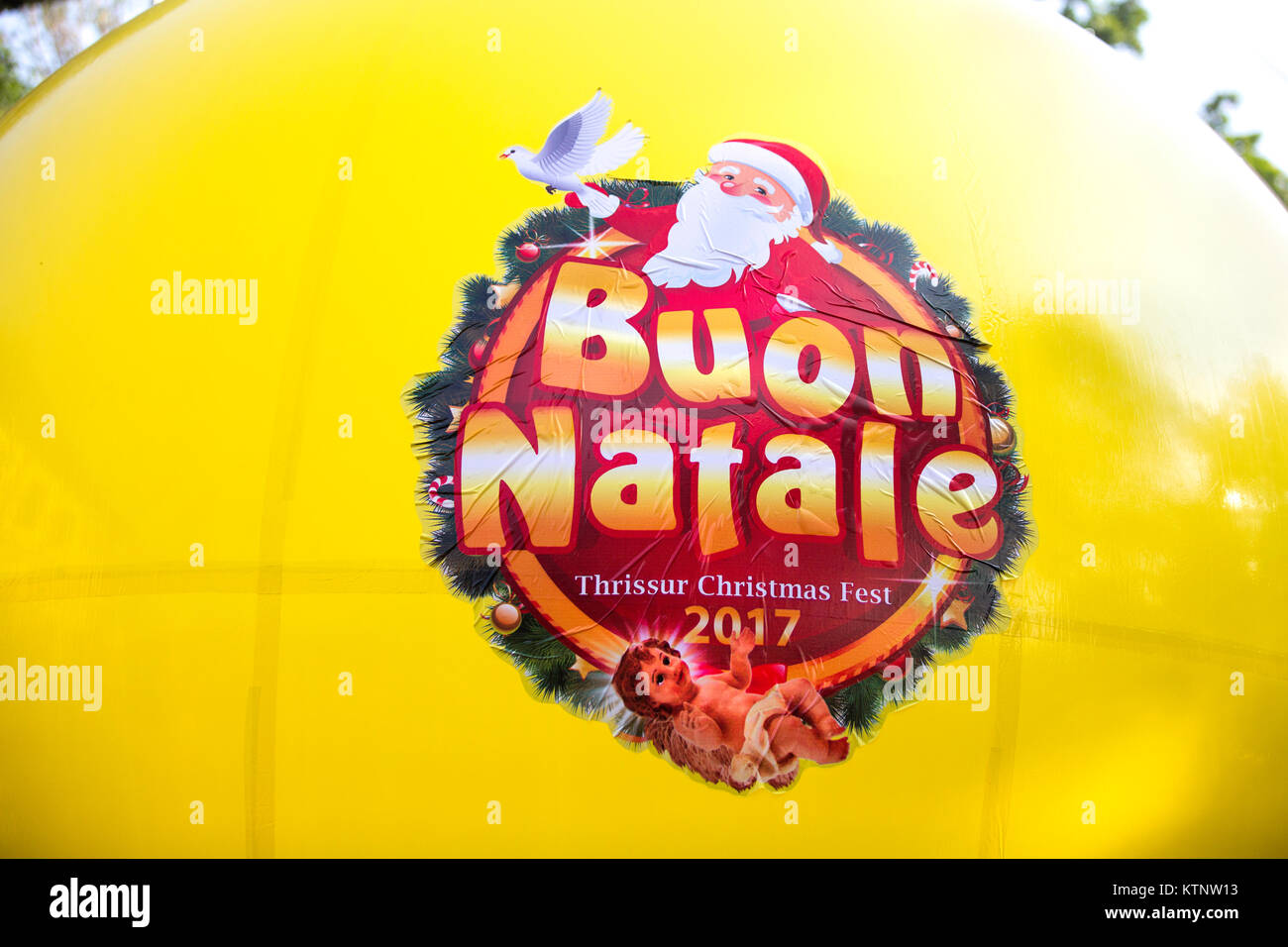Gelber Ballon von Buon Natale thrissur Christmas Festival 2017, thrissur, Kerala, Indien. Mehr 5000 Santa's in diesem Falle teilgenommen. Es ist eine jährliche Veranstaltung, die von thrissur Bezirk christliche Gemeinschaft eine einzigartige christliche Gemeinschaft Festival in Kerala und Indien durchgeführt. Stockfoto