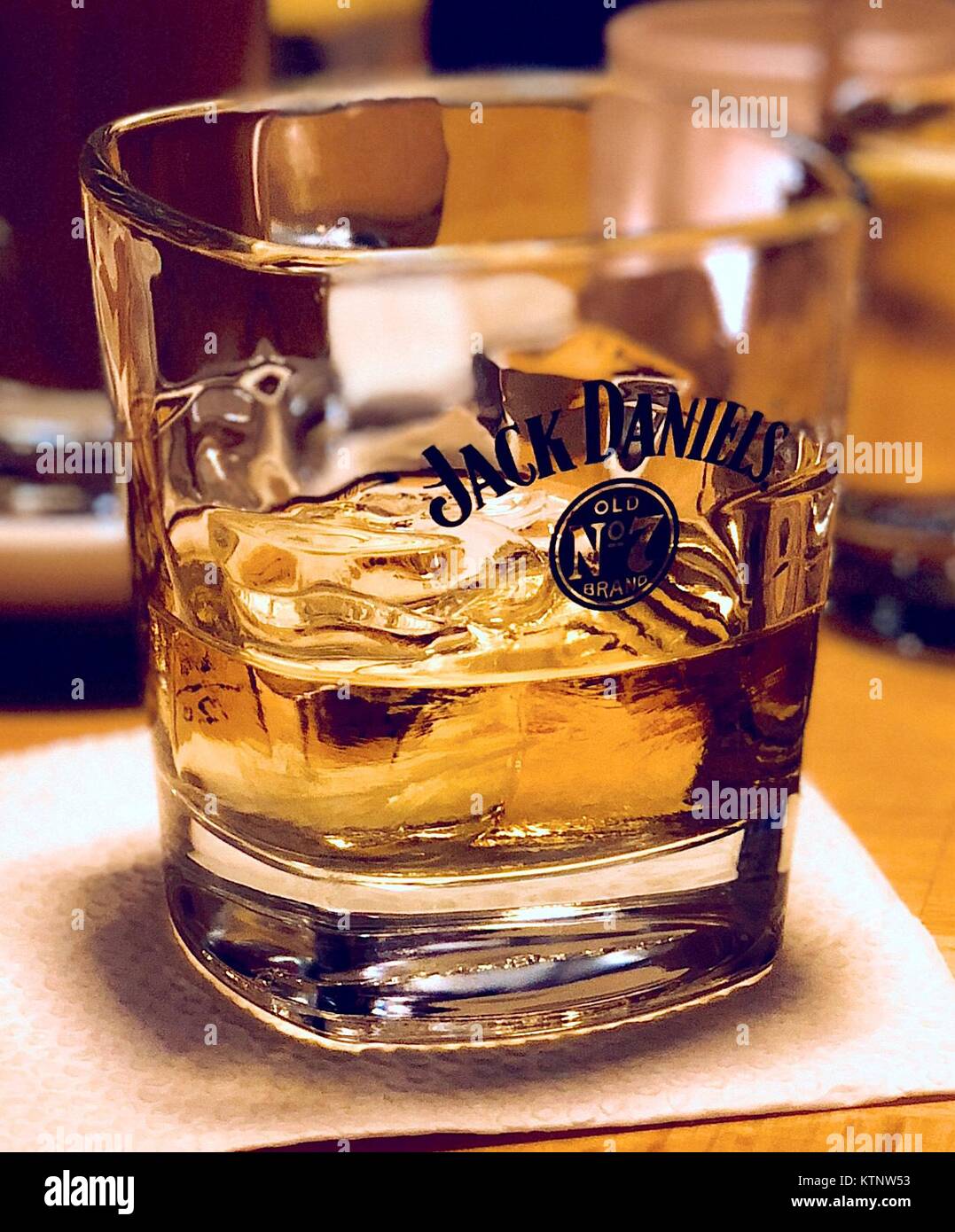 Ein Glas Jack Daniels mit Eis auf eine Serviette Stockfotografie - Alamy