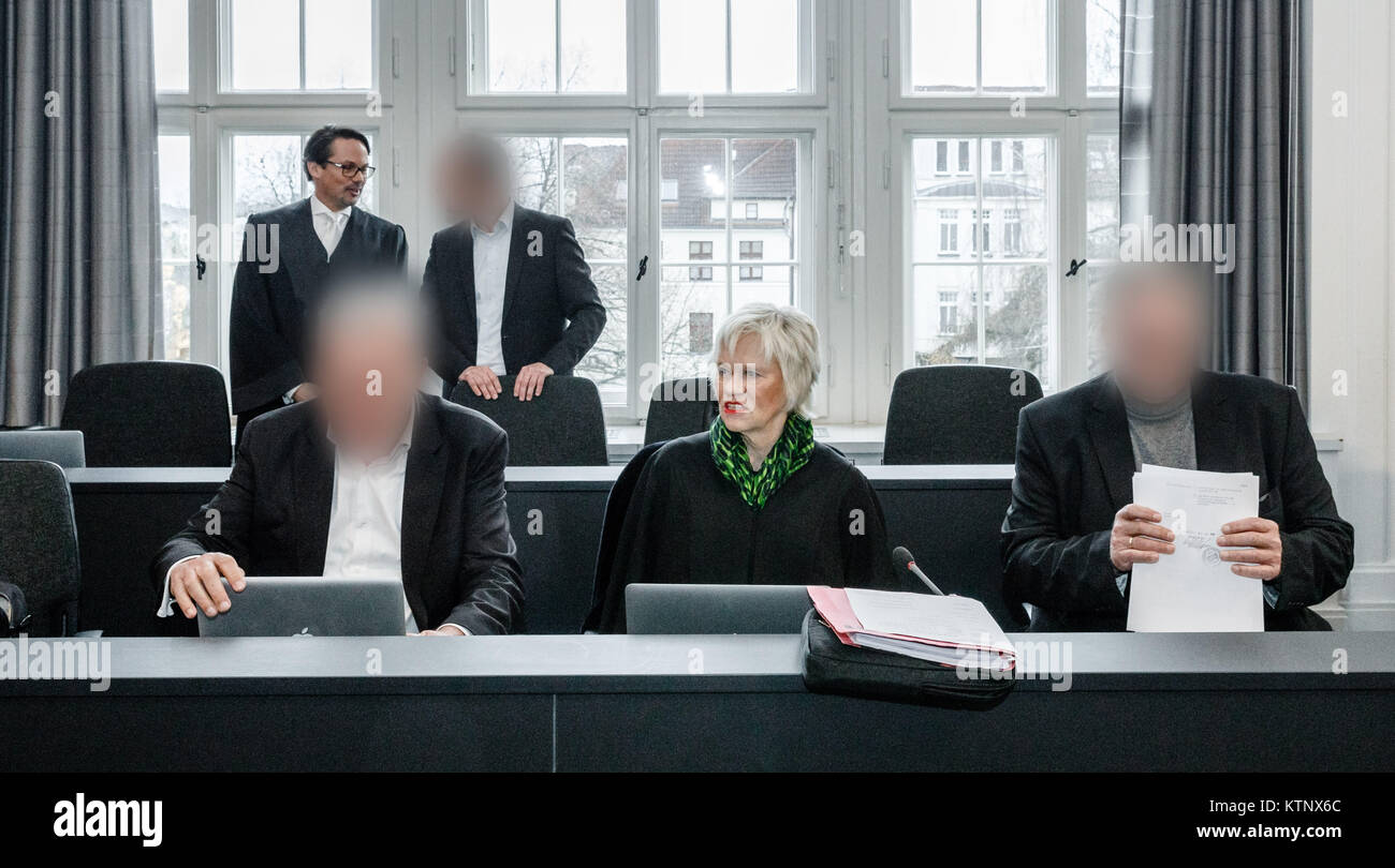 Schwerin, Deutschland. 28 Dez, 2017. Rechtsanwalt Oliver Pragal (L-R), der beklagte Wilhelm Friedrich M., die beklagte Kai N., Anwalt Annette Voges und der Beklagte Kurt Willi O. sitzen in einem Sitzungssaal des Amtsgerichts in Schwerin, Deutschland, 28 Decemebr 2017. Der ehemalige Geschäftsführer der CD Werk Dassow sind auf Versuch wegen der gemeinsamen Betrug und die Verletzung des Insolvenzverfahrens und rechtliche Verpflichtung Aufzeichnungen zu führen. Achtung Redaktionen: Gesichter der Beklagten pixelised aus rechtlichen Gründen. Foto: Markus Scholz/dpa Quelle: dpa Picture alliance/Alamy leben Nachrichten Stockfoto