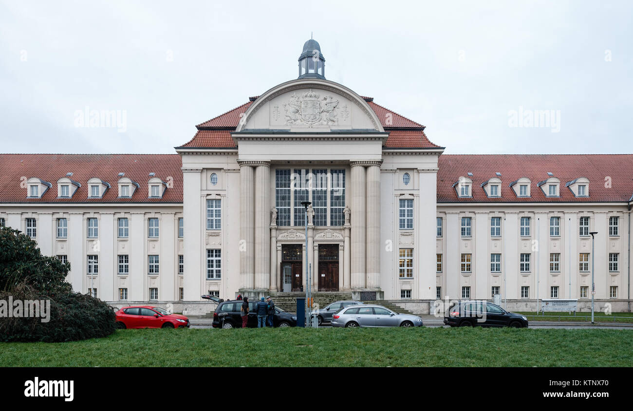 Schwerin, Deutschland. 28 Dez, 2017. Autos sind vor dem Landgericht Schwerin, Deutschland, 28 Decemebr 2017 geparkt. Der ehemalige Geschäftsführer der CD Werk Dassow sind auf Versuch wegen der gemeinsamen Betrug und die Verletzung des Insolvenzverfahrens und rechtliche Verpflichtung Aufzeichnungen zu führen. Foto: Markus Scholz/dpa Quelle: dpa Picture alliance/Alamy leben Nachrichten Stockfoto