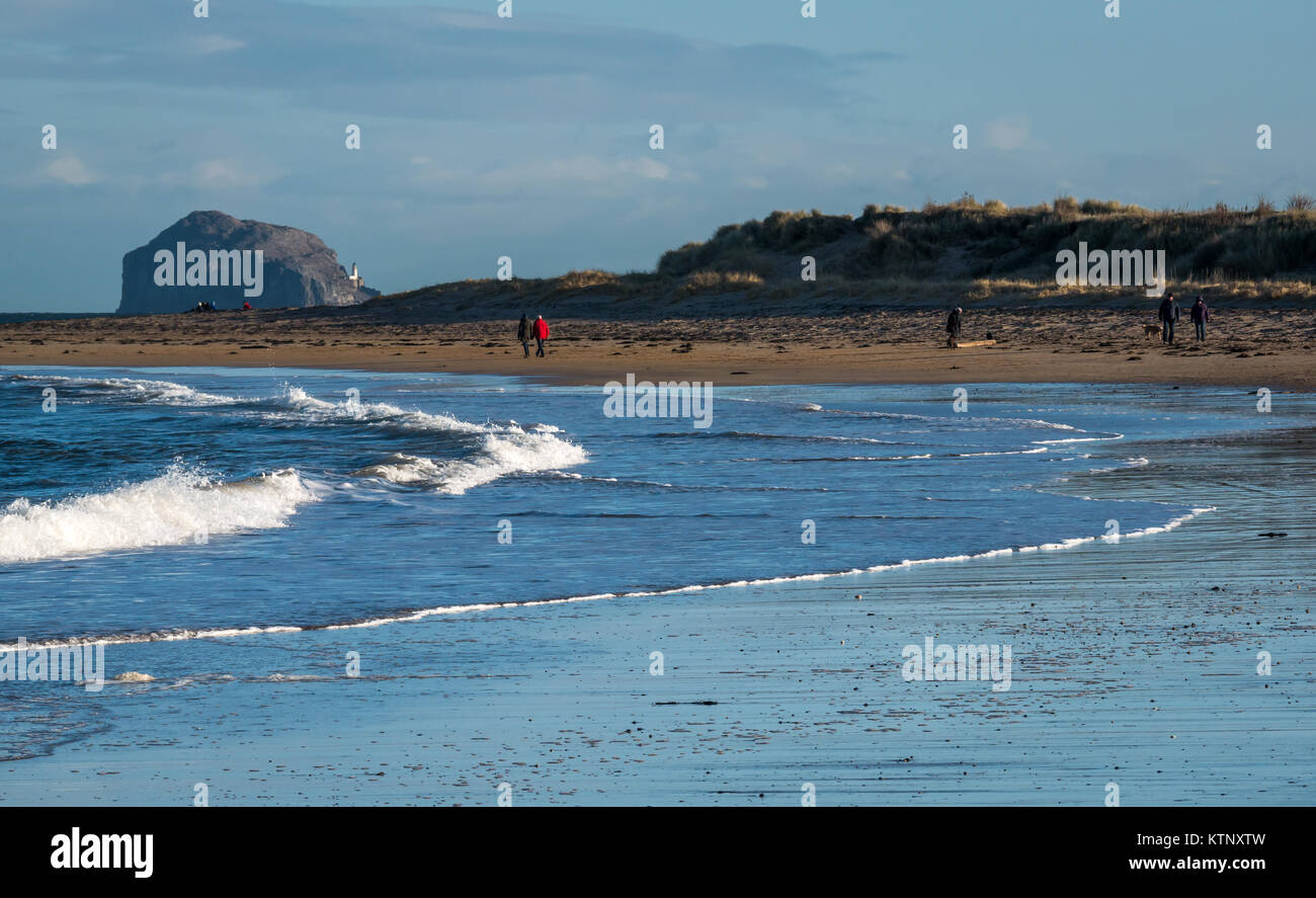 Yellowcrags Strand, Dirleton, East Lothian, Schottland, Vereinigtes Königreich. 28 Dez, 2017. Einen schönen kalten und windigen sonnigen Tag Winter mit Familien und Hunde am Strand und einen Blick auf Bass Rock im Firth von weiter. Der Wind erzeugt Wellen Stockfoto