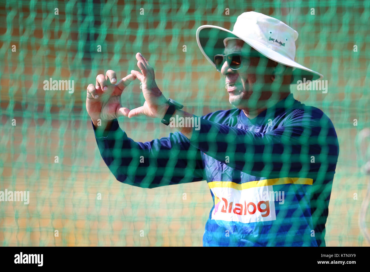 Colombo, Sri Lanka. 28 Dez, 2017. Sri Lanka's neu ernannte Leiter Cricket coach Chandika Hathurusingha in acction während einer Praxis, die Sitzung in der R. Premadasa Stadium in Colombo Sri Lanka geplant sind Teil der Tri- nation, eintägige internationale Reihe im Januar gegen Simbabwe und Bangladesch in Dhaka. Credit: vimukthi Embuldeniya/Alamy leben Nachrichten Stockfoto