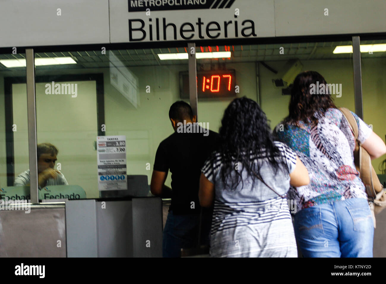 SÃO PAULO, SP - 28.12.2017: AUMENTO TARIFAS das PASSAGENS - Bus-, Bahn- und U-Bahn Tickets in São Paulo kostet R $ 4,00 im nächsten Jahr. Der neue Wert wird erwartet, dass von dem ersten Montag, 8. Januar 2018 verrechnet. Der Wert der Integration zwischen R $ 6,95 und $ 6,96. Es kostet derzeit R $ 6,80 (Foto: Aloisio Mauricio/Fotoarena) Stockfoto