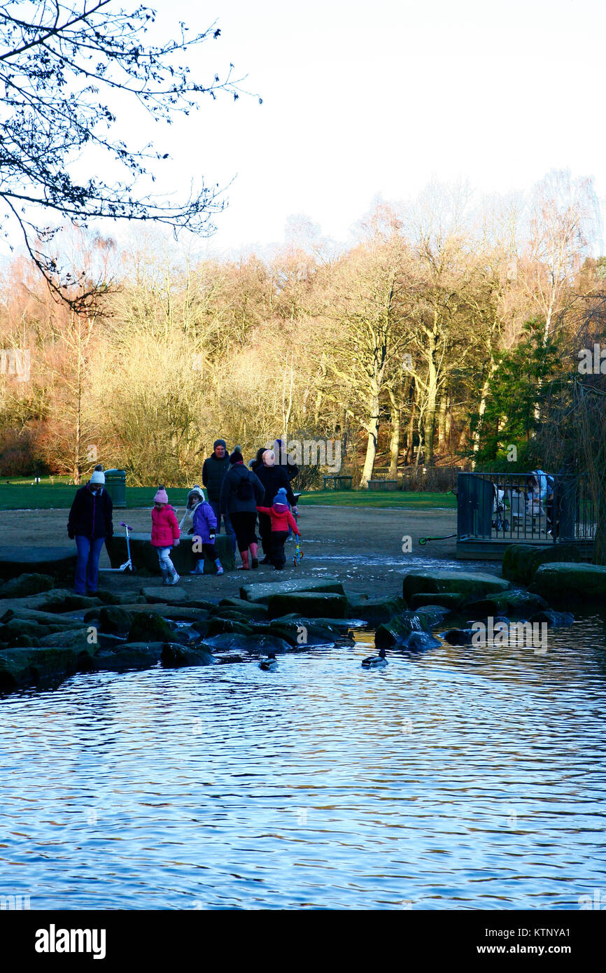 Leeds, Yorkshire. 28 Dez, 2917. UK Wetter: Mit schweren Schnee Prognose für den Norden von England am Freitag morgen Leute waren, die die meisten Ihrer Weihnachtsferien mit einem sonnigen, aber kalten Nachmittag im Golden Acre Park in Leeds, West Yorkshire. Am 28. Dezember 2017 berücksichtigt. Credit: Andrew Gardner/Alamy leben Nachrichten Stockfoto