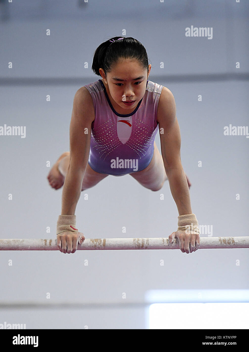 West Des Moines, USA. 27 Dez, 2017. Liu Thomas Unger, Mitglied der Gymnastik team Chinas Frauen, wird während der Ausbildung bei Chow's Gymnastik und Tanz Institut in West Des Moines, Iowa, USA, am Dez. 27, 2017 gesehen. Vier chinesische Frauen turnerinnen haben die Teilnahme an einer 20-tägigen Trainingsprogramm seit Dez. 11. Credit: Yin Bogu/Xinhua/Alamy leben Nachrichten Stockfoto