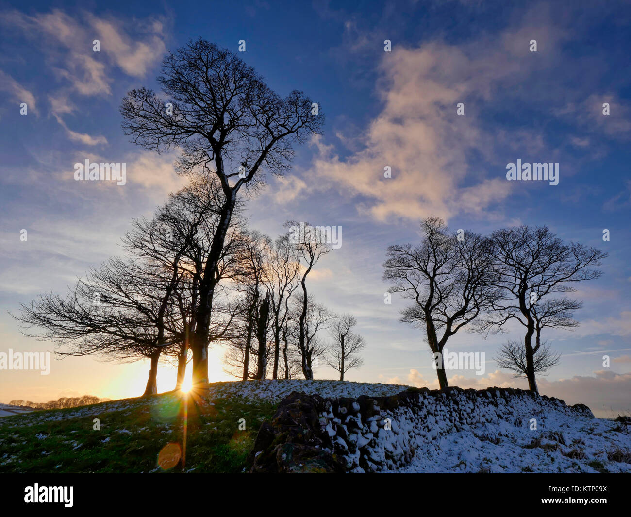 Moat Niedrig, Derbyshire. 28 Dez, 2017. UK Wetter: Moat niedrige Derbyshire spektakulären Sonnenuntergang über die schneebedeckten Bronzezeit Runde in der Nähe von Barrow Tissington im Peak District National Park Credit: Doug Blane/Alamy leben Nachrichten Stockfoto