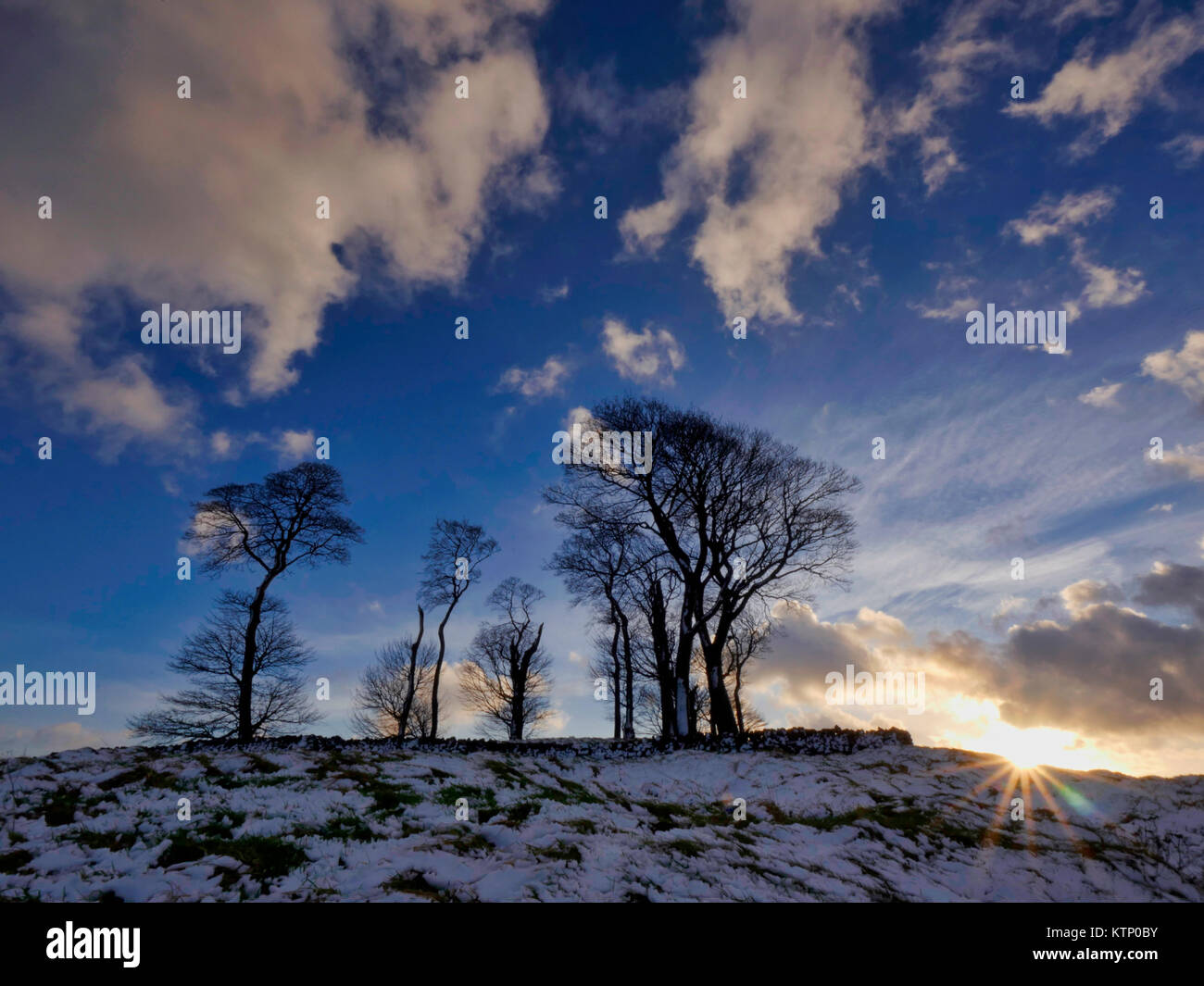 Moat Niedrig, Derbyshire. 28 Dez, 2017. UK Wetter: Moat niedrige Derbyshire spektakulären Sonnenuntergang über die schneebedeckten Bronzezeit Runde in der Nähe von Barrow Tissington im Peak District National Park Credit: Doug Blane/Alamy leben Nachrichten Stockfoto