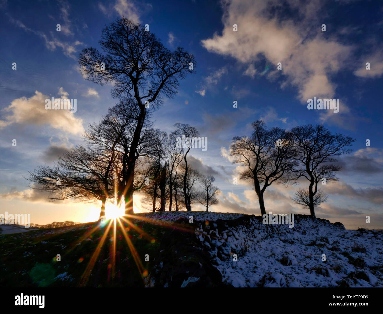 Moat Niedrig, Derbyshire. 28 Dez, 2017. UK Wetter: Moat niedrige Derbyshire spektakulären Sonnenuntergang über die schneebedeckten Bronzezeit Runde in der Nähe von Barrow Tissington im Peak District National Park Credit: Doug Blane/Alamy leben Nachrichten Stockfoto