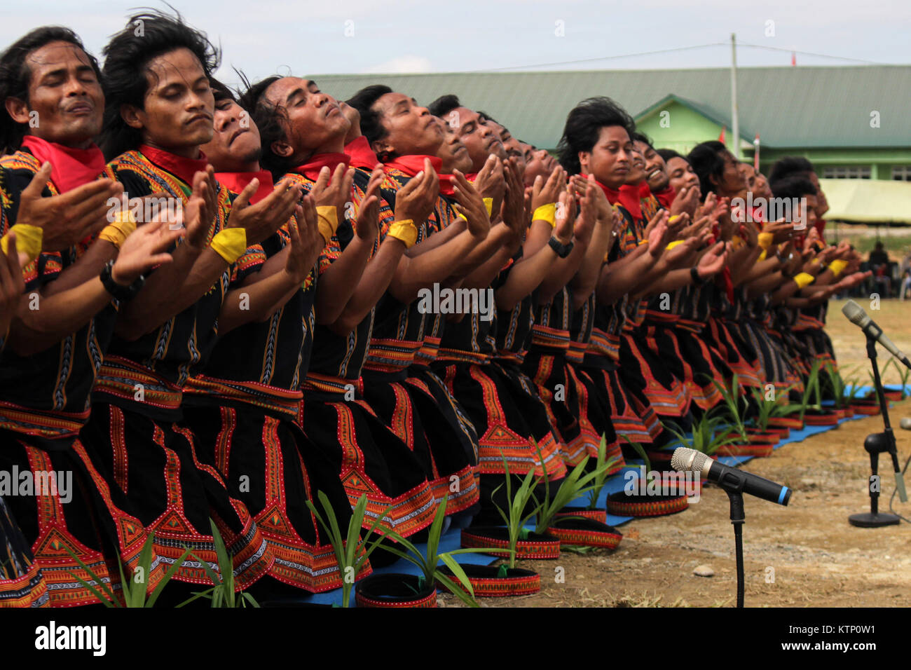 Dezember 28, 2017 - Aceh Utara, Aceh, Indonesien - Hunderte von traditionellen Saman Tänzer gesehen, die während der Eröffnung der "Infanterie Brigade 25 Siwa'. Der indonesischen Militär (TNI) setzt die Fähigkeit und die Stärke der Mitglieder der Ostküste aus verschiedenen feindliche Bedrohungen zu verteidigen, zu fördern. (Bild: © SOPA über ZUMA Draht) Stockfoto
