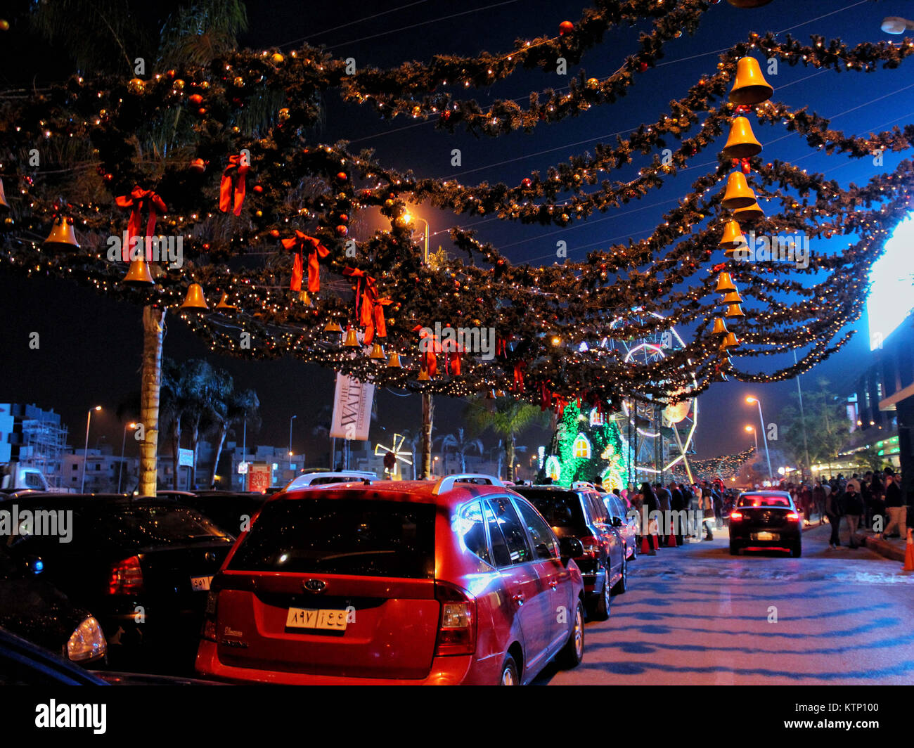 27. Dezember 2017 - in den Straßen von New Cairo sind mit Lichtern und  Dekorationen in Vorbereitung auf Weihnachten und das Neue Jahr feiern:  Sayed Hassan/ImagesLive/ZUMA Draht/Alamy Leben Nachrichten eingerichtet  Stockfotografie -