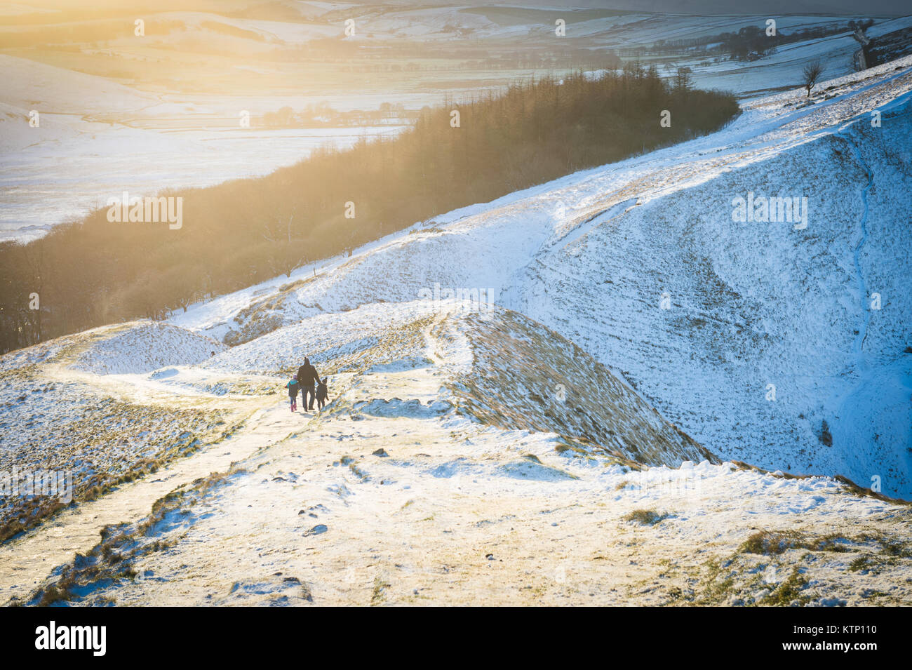 Castleton, UK. 28 Dez, 2017. Ein Vater und seine Kinder Abstieg einen Pfad auf dem Hügel Mam Tor, in der Nähe von Castleton, Derbyshire am Donnerstag, den 28. Dezember 2017. Quelle: Matthew Wilkinson/Alamy leben Nachrichten Stockfoto