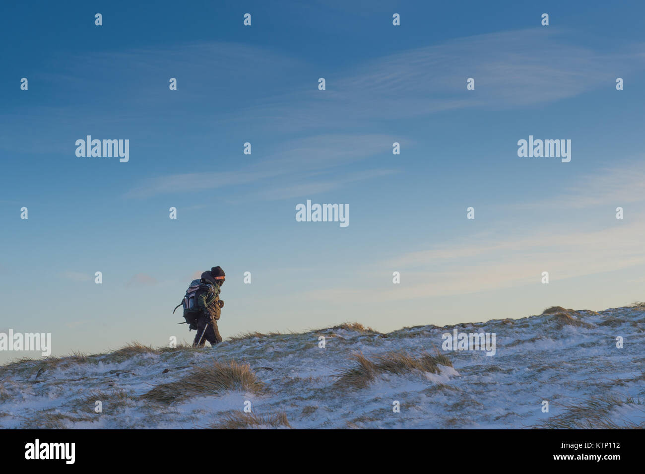 Castleton, UK. 28 Dez, 2017. Ein Wanderer steigt den Hügel von Mam Tor, in der Nähe von Castleton, Derbyshire am Donnerstag, den 28. Dezember 2017. Quelle: Matthew Wilkinson/Alamy leben Nachrichten Stockfoto