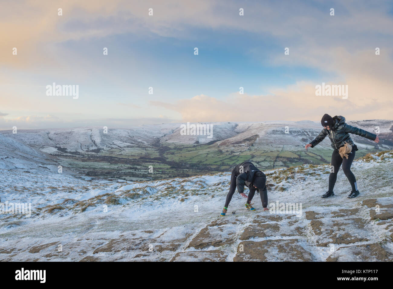 Castleton, UK. 28 Dez, 2017. Zwei Frauen kämpfen mit der eisigen Bedingungen auf dem Hügel von Mam Tor, in der Nähe von Castleton, Derbyshire am Donnerstag, den 28. Dezember 2017. Quelle: Matthew Wilkinson/Alamy leben Nachrichten Stockfoto