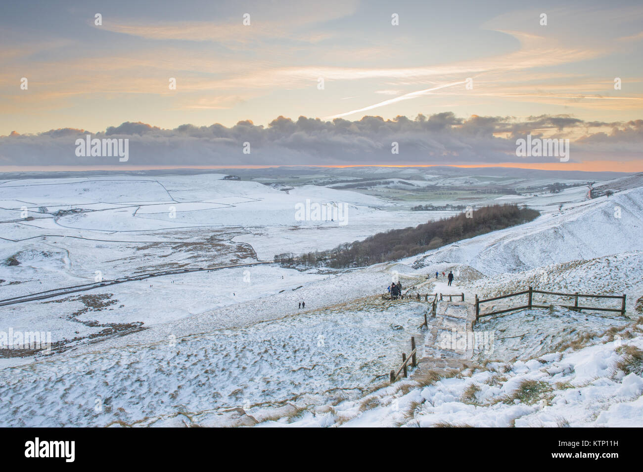 Castleton, UK. 28 Dez, 2017. Am späten Nachmittag einen Blick vom Gipfel des Mam Tor, Derbyshire in der Hope Valley am Donnerstag, den 28. Dezember 2017. Quelle: Matthew Wilkinson/Alamy leben Nachrichten Stockfoto
